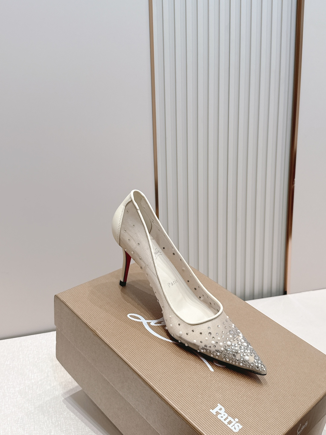 🆑 顶级版 Christian Louboutin | 2026s𝐒网纱水钻尖头红底高跟鞋💎早春新款网纱