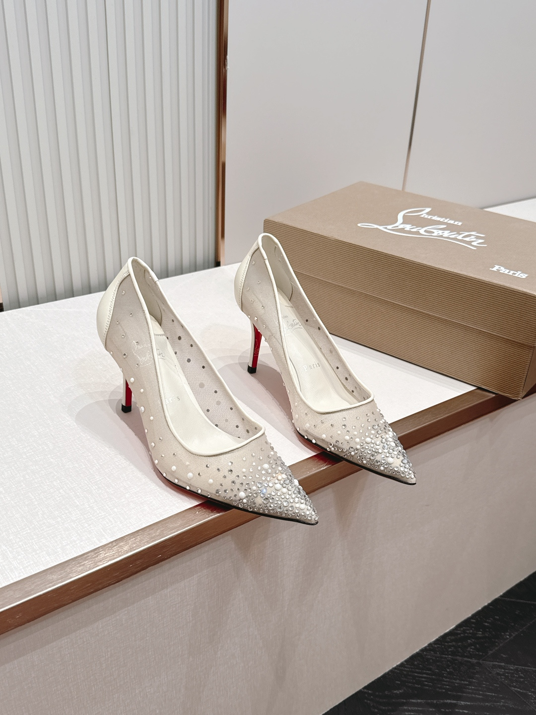 🆑 顶级版 Christian Louboutin | 2026s𝐒网纱水钻尖头红底高跟鞋💎早春新款网纱