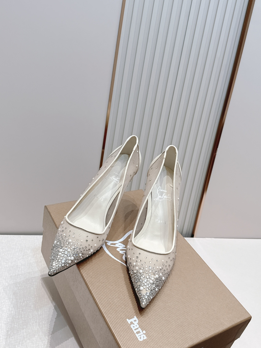 🆑 顶级版 Christian Louboutin | 2026s𝐒网纱水钻尖头红底高跟鞋💎早春新款网纱