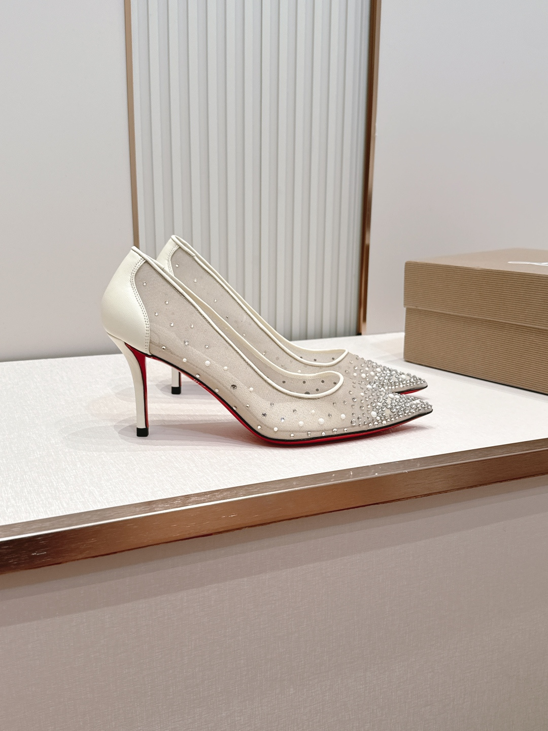 🆑 顶级版 Christian Louboutin | 2026s𝐒网纱水钻尖头红底高跟鞋💎早春新款网纱