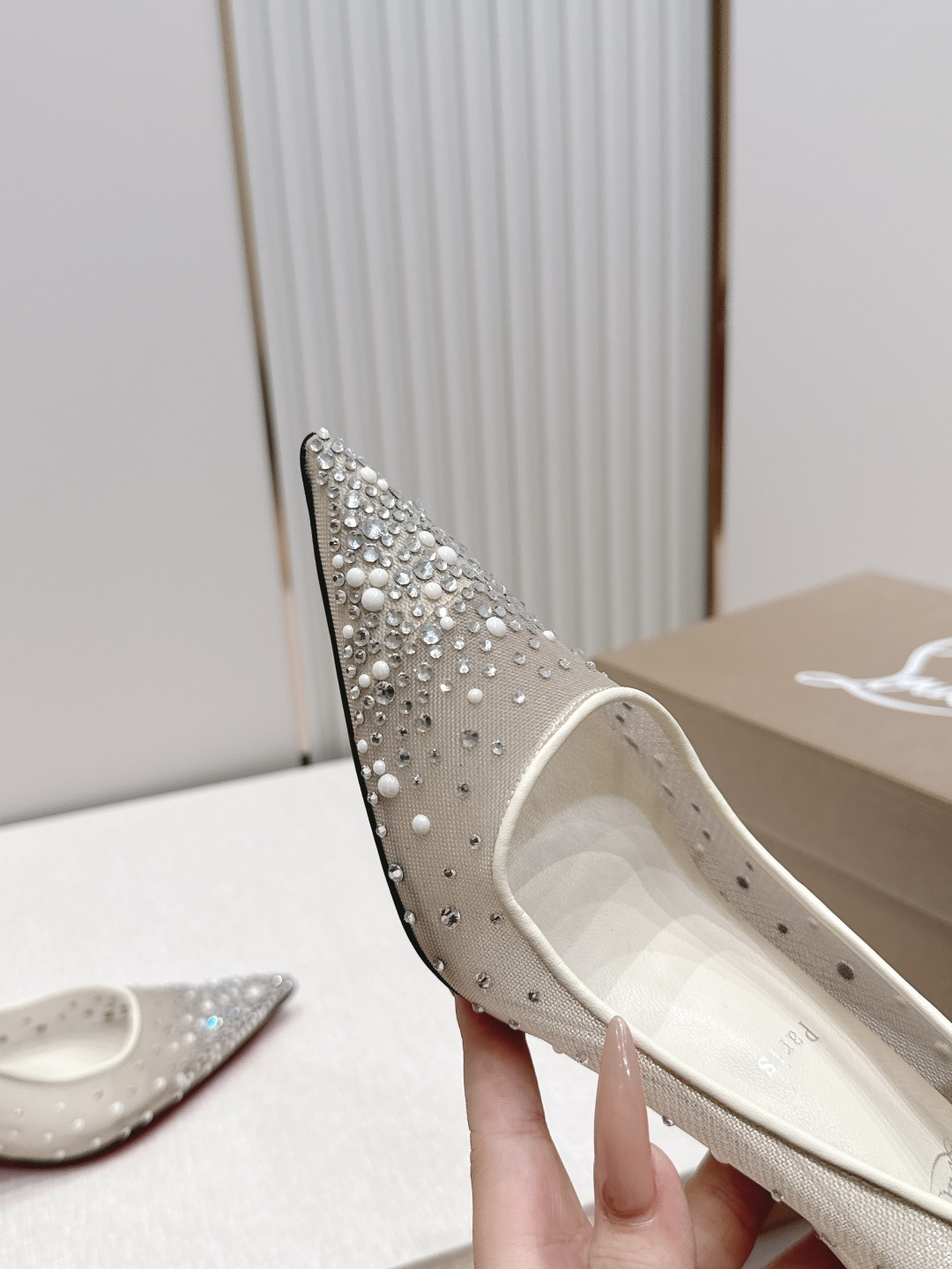 🆑 顶级版 Christian Louboutin | 2026s𝐒网纱水钻尖头红底高跟鞋💎早春新款网纱