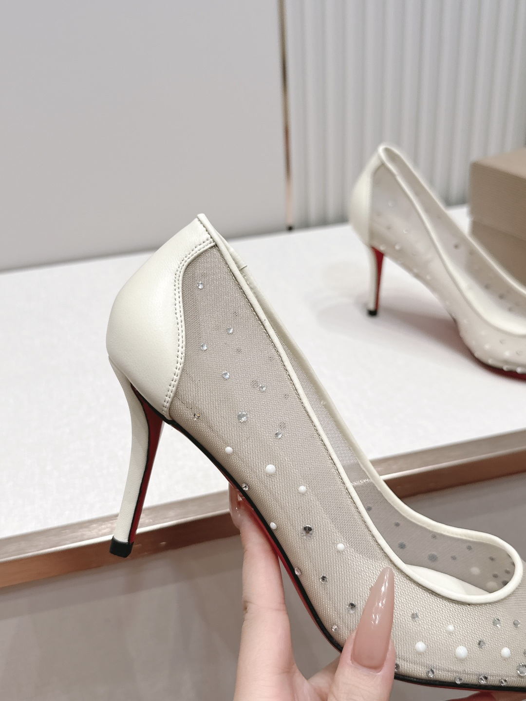 🆑 顶级版 Christian Louboutin | 2026s𝐒网纱水钻尖头红底高跟鞋💎早春新款网纱