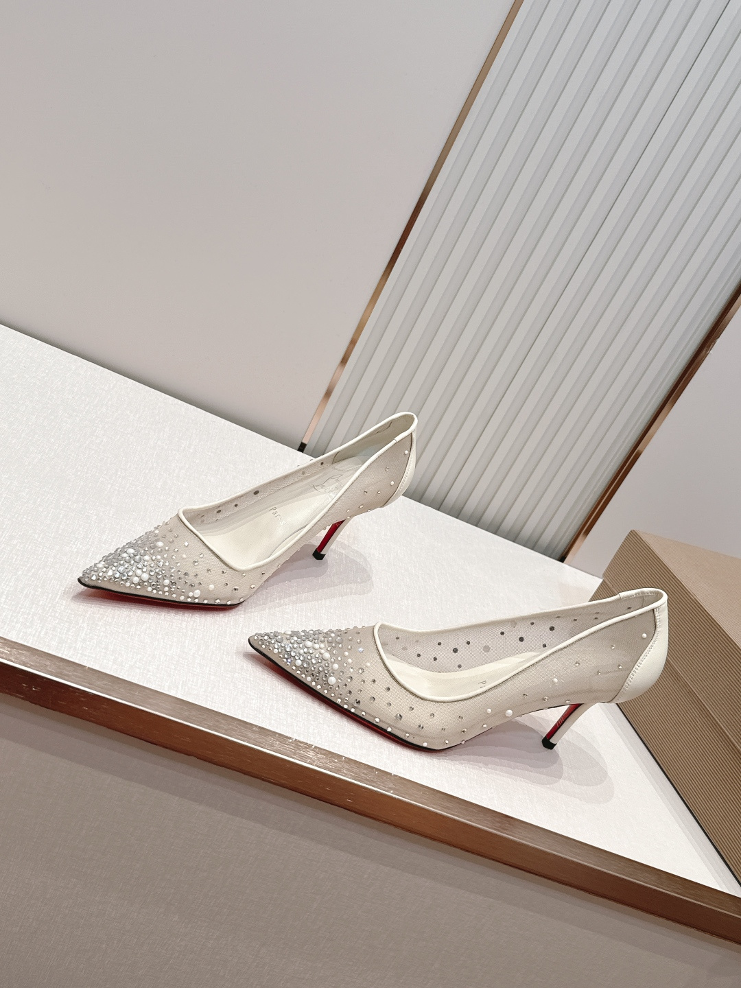 🆑 顶级版 Christian Louboutin | 2026s𝐒网纱水钻尖头红底高跟鞋💎早春新款网纱