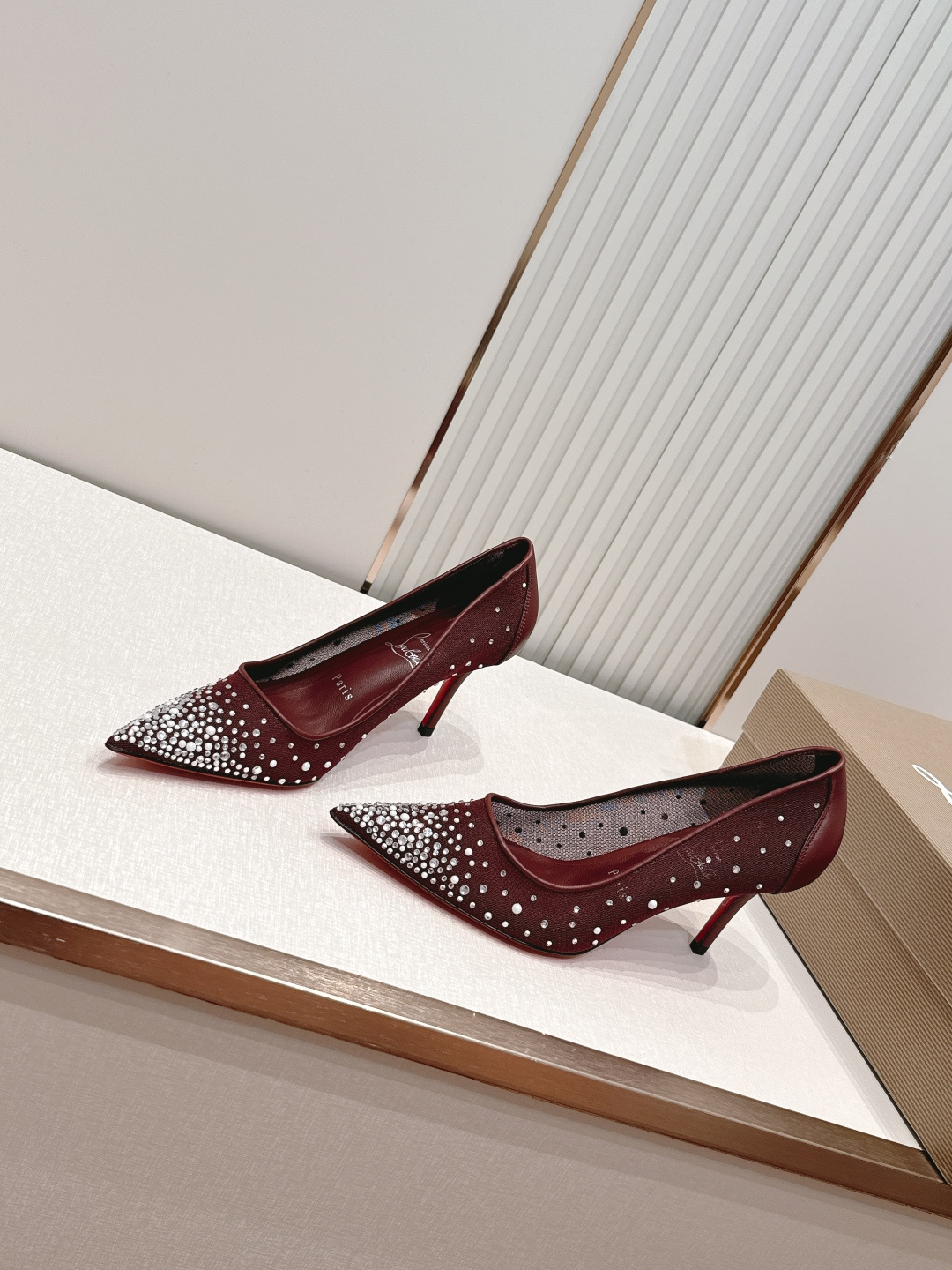 🆑 顶级版 Christian Louboutin | 2026s𝐒网纱水钻尖头红底高跟鞋💎早春新款网纱