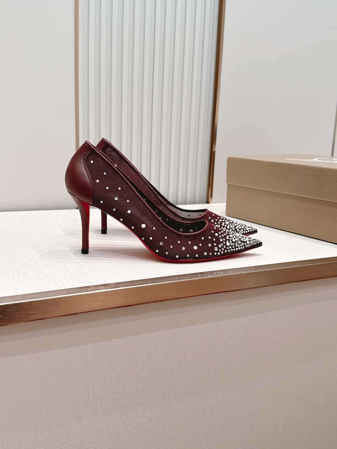 🆑 顶级版 Christian Louboutin | 2026s𝐒网纱水钻尖头红底高跟鞋💎早春新款网纱