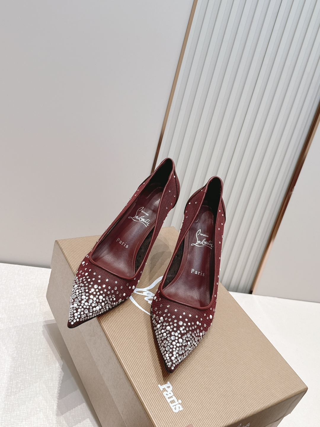 🆑 顶级版 Christian Louboutin | 2026s𝐒网纱水钻尖头红底高跟鞋💎早春新款网纱