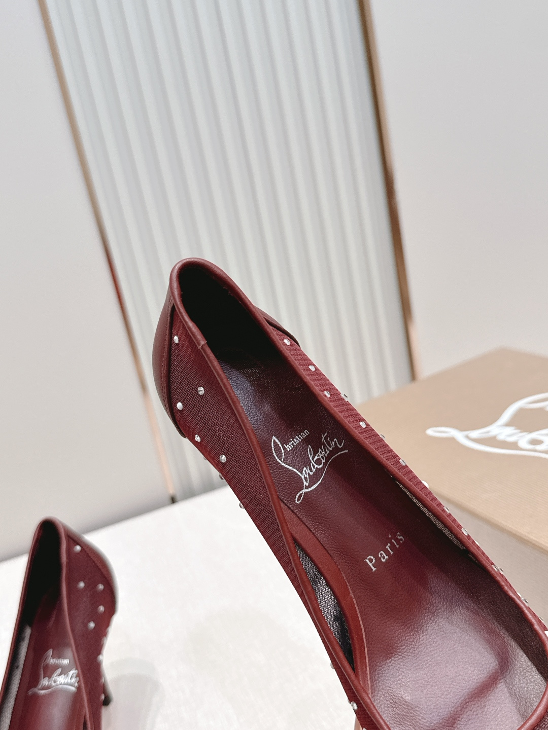 🆑 顶级版 Christian Louboutin | 2026s𝐒网纱水钻尖头红底高跟鞋💎早春新款网纱