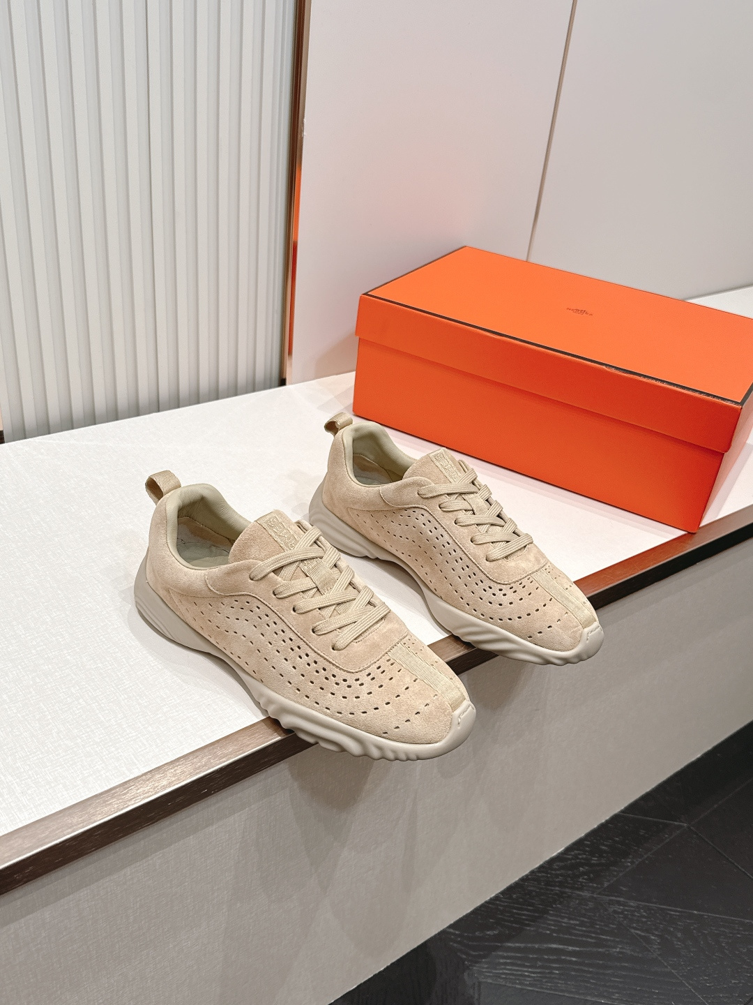 NO:868094,Out of Men's Hermes 2026 Neon new casual sports shoes, moral training shoes. The craftsmanship is exquisite, and it is new at the counter at the same time. Every detail of the shoes is specially designed, which is quite eye-catching. The elegant splicing elements highlight the good temperament!  The classic version is upgraded with exquisite color matching, adding a casual atmosphere, and exquisite lines, which can better reflect the family-style design language. Interspersed with exquisite lines, it perfectly fits the foot shape, naturally outlines the fashionable outline, achieves a visual impact, and fully interprets a different sports style!  The fabric is imported cowhide, mixed sheepskin for foot pads, comfortable on the feet, rubber outsole, non-slip and wear-resistant!  Size 35-40, casual shoes/sports shoes, hermes, hermes, sneakers, cowhide, sheepskin19860909出 男 Hermes 爱马仕2026 Neon 新款休闲运动鞋德训鞋 工艺极致,同步专柜上新.鞋子的每一个细节都特别用心,相当惹眼,雅致的拼接元素,凸显不俗的气质！ 经典版型升级 精致配色,增添休闲的气息,精致的线条,无形之中能够更好体现出家族式的设计语言,穿插精致的线条 完美契合脚型,自然的勾勒出时尚的轮廓,达到视觉上的冲击效果,充分演绎不一样的运动风格！ 面料进口牛皮 垫脚混种羊皮,脚感舒适,橡胶大底,防滑耐磨！码数35-40,休闲鞋/运动鞋,hermes,hermes,sneakers,cowhide,sheepskin,Women's Shoes