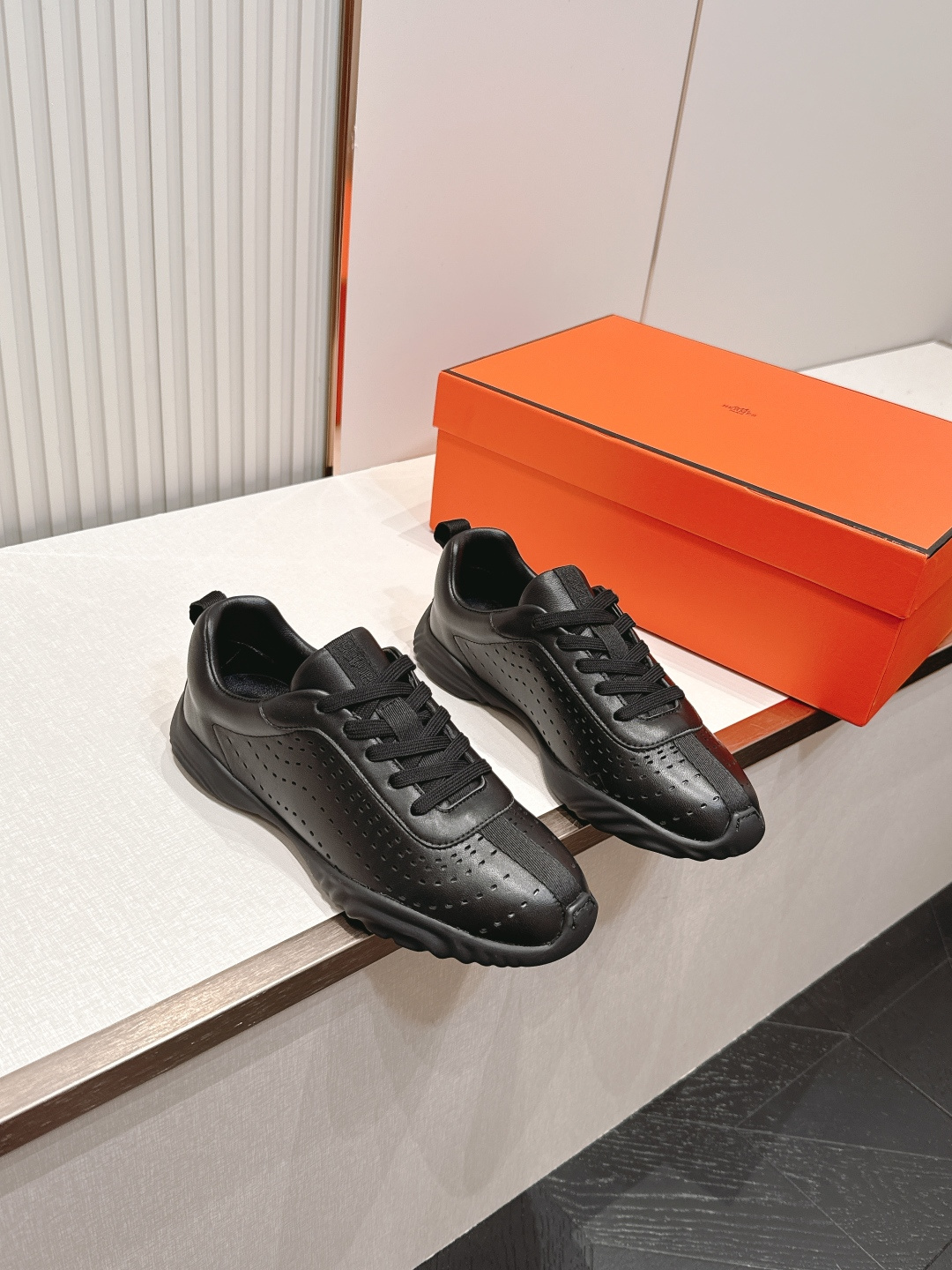NO:868102,Out of Men's Hermes 2026 Neon new casual sports shoes, moral training shoes. The craftsmanship is exquisite, and it is new at the counter at the same time. Every detail of the shoes is specially designed, which is quite eye-catching. The elegant splicing elements highlight the good temperament!  The classic version is upgraded with exquisite color matching, adding a casual atmosphere, and exquisite lines, which can better reflect the family-style design language. Interspersed with exquisite lines, it perfectly fits the foot shape, naturally outlines the fashionable outline, achieves a visual impact, and fully interprets a different sports style!  The fabric is imported cowhide, mixed sheepskin for foot pads, comfortable on the feet, rubber outsole, non-slip and wear-resistant!  Size 35-40, casual shoes/sports shoes, hermes, hermes, sneakers, cowhide, sheepskin19860909出 男 Hermes 爱马仕2026 Neon 新款休闲运动鞋德训鞋 工艺极致,同步专柜上新.鞋子的每一个细节都特别用心,相当惹眼,雅致的拼接元素,凸显不俗的气质！ 经典版型升级 精致配色,增添休闲的气息,精致的线条,无形之中能够更好体现出家族式的设计语言,穿插精致的线条 完美契合脚型,自然的勾勒出时尚的轮廓,达到视觉上的冲击效果,充分演绎不一样的运动风格！ 面料进口牛皮 垫脚混种羊皮,脚感舒适,橡胶大底,防滑耐磨！码数35-40,休闲鞋/运动鞋,hermes,hermes,sneakers,cowhide,sheepskin,Women's Shoes