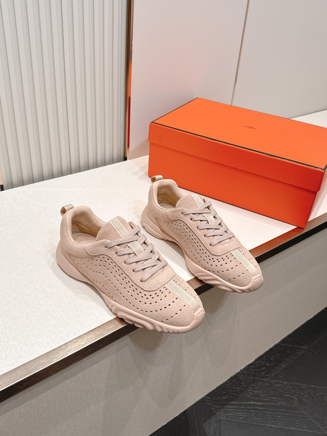 NO:868024,Out of Men's Hermes 2026 Neon new casual sports shoes, moral training shoes. The craftsmanship is exquisite, and it is new at the counter at the same time. Every detail of the shoes is specially designed, which is quite eye-catching. The elegant splicing elements highlight the good temperament!  The classic version is upgraded with exquisite color matching, adding a casual atmosphere, and exquisite lines, which can better reflect the family-style design language. Interspersed with exquisite lines, it perfectly fits the foot shape, naturally outlines the fashionable outline, achieves a visual impact, and fully interprets a different sports style!  The fabric is imported cowhide, mixed sheepskin for foot pads, comfortable on the feet, rubber outsole, non-slip and wear-resistant!  Size 35-40, casual shoes/sports shoes, hermes, hermes, sneakers, cowhide, sheepskin19860909出 男 Hermes 爱马仕2026 Neon 新款休闲运动鞋德训鞋 工艺极致,同步专柜上新.鞋子的每一个细节都特别用心,相当惹眼,雅致的拼接元素,凸显不俗的气质！ 经典版型升级 精致配色,增添休闲的气息,精致的线条,无形之中能够更好体现出家族式的设计语言,穿插精致的线条 完美契合脚型,自然的勾勒出时尚的轮廓,达到视觉上的冲击效果,充分演绎不一样的运动风格！ 面料进口牛皮 垫脚混种羊皮,脚感舒适,橡胶大底,防滑耐磨！码数35-40,休闲鞋/运动鞋,hermes,hermes,sneakers,cowhide,sheepskin,Women's Shoes