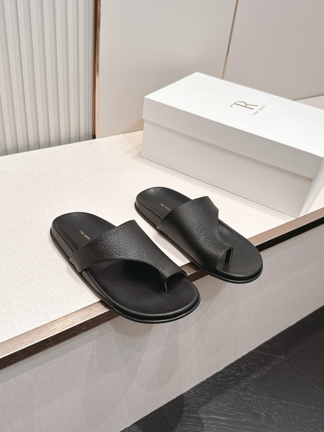 NO:868048,The Row TR Genuine Leather Angled Flip-Flop Slippers | Minimalist, relaxed, everyday high-end and casual style are integrated into the shoes. Every step reveals an unintentional laziness. The simple flip-flop design bids farewell to unnecessary cumbersomeness. The low-key brand logo quietly shows the taste. The soft soles hide a full sense of comfort. Pair with casual shorts or floor-length wide-leg pants. It has a cool and relaxed minimalist high-end atmosphere. Suitable for people who prefer quiet texture and casual wear.  Basic model but with a high-end aura. Sheepskin/cow suede, sheepskin lining, size 35-41, split-toe shoes, slippers, shorts, sheepskin19860909The Row TR 真皮斜角人字夹脚拖鞋|极简松弛日常高级与随性格调融入鞋履 每一步都透着毫不刻意的慵懒 简约夹趾设计告别多余累赘 低调品牌标识悄悄彰显品味 柔和鞋底里藏着满满的舒适感 配休闲短裤或是拖地阔腿裤 自带清冷松弛的极简高级氛围感 适合偏爱安静质感随性穿搭人群 基础款却自带高级气场.羊皮/牛反绒面 羊皮内里 35-41码,分趾鞋,slippers,shorts,sheepskin,Women's Shoes