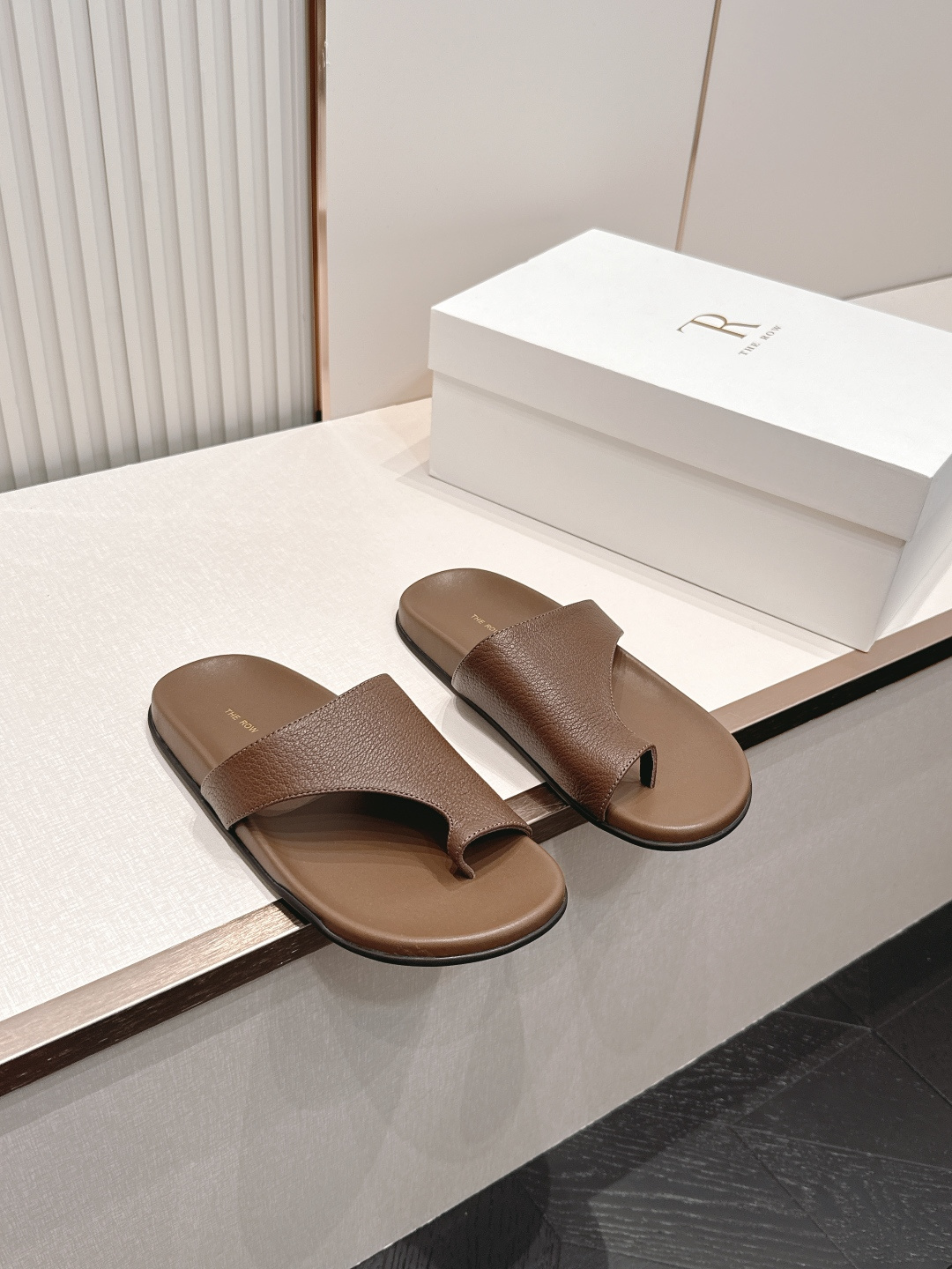 NO:868056,The Row TR Genuine Leather Angled Flip-Flop Slippers | Minimalist, relaxed, everyday high-end and casual style are integrated into the shoes. Every step reveals an unintentional laziness. The simple flip-flop design bids farewell to unnecessary cumbersomeness. The low-key brand logo quietly shows the taste. The soft soles hide a full sense of comfort. Pair with casual shorts or floor-length wide-leg pants. It has a cool and relaxed minimalist high-end atmosphere. Suitable for people who prefer quiet texture and casual wear.  Basic model but with a high-end aura. Sheepskin/cow suede, sheepskin lining super comfortable, size 35-41, split-toe shoes, slippers, shorts, sheepskin19860909The Row TR 真皮斜角人字夹脚拖鞋|极简松弛日常高级与随性格调融入鞋履 每一步都透着毫不刻意的慵懒 简约夹趾设计告别多余累赘 低调品牌标识悄悄彰显品味 柔和鞋底里藏着满满的舒适感 配休闲短裤或是拖地阔腿裤 自带清冷松弛的极简高级氛围感 适合偏爱安静质感随性穿搭人群 基础款却自带高级气场.羊皮/牛反绒面 羊皮内里超舒适 35-41码,分趾鞋,slippers,shorts,sheepskin,Women's Shoes