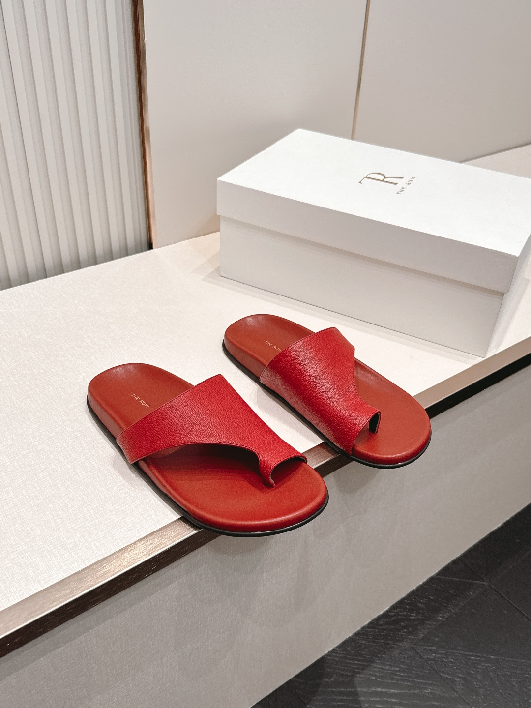 NO:868065,The Row TR Genuine Leather Angled Flip-Flop Slippers | Minimalist, relaxed, everyday high-end and casual style are integrated into the shoes. Every step reveals an unintentional laziness. The simple flip-flop design bids farewell to unnecessary cumbersomeness. The low-key brand logo quietly shows the taste. The soft soles hide a full sense of comfort. Pair with casual shorts or floor-length wide-leg pants. It has a cool and relaxed minimalist high-end atmosphere. Suitable for people who prefer quiet texture and casual wear.  Basic model but with a high-end aura. Sheepskin/cow suede, sheepskin lining super comfortable, size 35-41, split-toe shoes, slippers, shorts, sheepskin19860909The Row TR 真皮斜角人字夹脚拖鞋|极简松弛日常高级与随性格调融入鞋履 每一步都透着毫不刻意的慵懒 简约夹趾设计告别多余累赘 低调品牌标识悄悄彰显品味 柔和鞋底里藏着满满的舒适感 配休闲短裤或是拖地阔腿裤 自带清冷松弛的极简高级氛围感 适合偏爱安静质感随性穿搭人群 基础款却自带高级气场.羊皮/牛反绒面 羊皮内里超舒适 35-41码,分趾鞋,slippers,shorts,sheepskin,Women's Shoes
