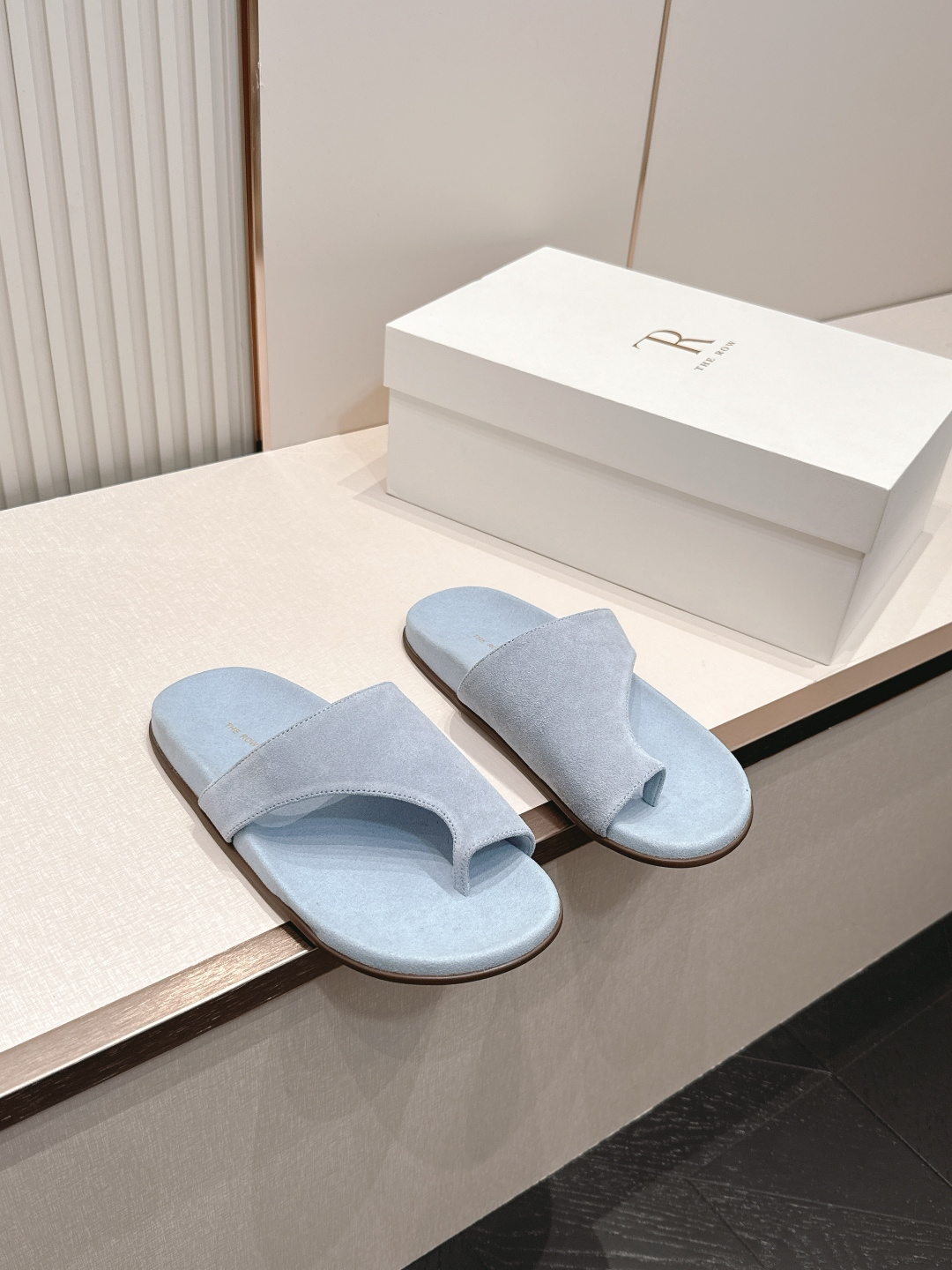 NO:868074,The Row TR Genuine Leather Angled Flip-Flop Slippers | Minimalist, relaxed, everyday high-end and casual style are integrated into the shoes. Every step reveals unintentional laziness. The simple thong design says goodbye to unnecessary cumbersomeness. The low-key brand logo quietly shows the taste. The soft soles hide full comfort. Pair with casual shorts or floor-length wide-leg pants. It has a cool and relaxed minimalist high-end atmosphere. It is suitable for people who prefer quiet texture and casual wear. The basic style has its own high-end aura.  Sheepskin/cow suede, sheepskin lining, size 35-41, split-toe shoes, slippers, shorts, sheepskin19860909The Row TR 真皮斜角人字夹脚拖鞋|极简松弛日常高级与随性格调融入鞋履 每一步都透着毫不刻意的慵懒 简约夹趾设计告别多余累赘 低调品牌标识悄悄彰显品味 柔和鞋底里藏着满满的舒适感 配休闲短裤或是拖地阔腿裤 自带清冷松弛的极简高级氛围感 适合偏爱安静质感随性穿搭人群 基础款却自带高级气场. 羊皮/牛反绒面 羊皮内里 35-41码,分趾鞋,slippers,shorts,sheepskin,Women's Shoes