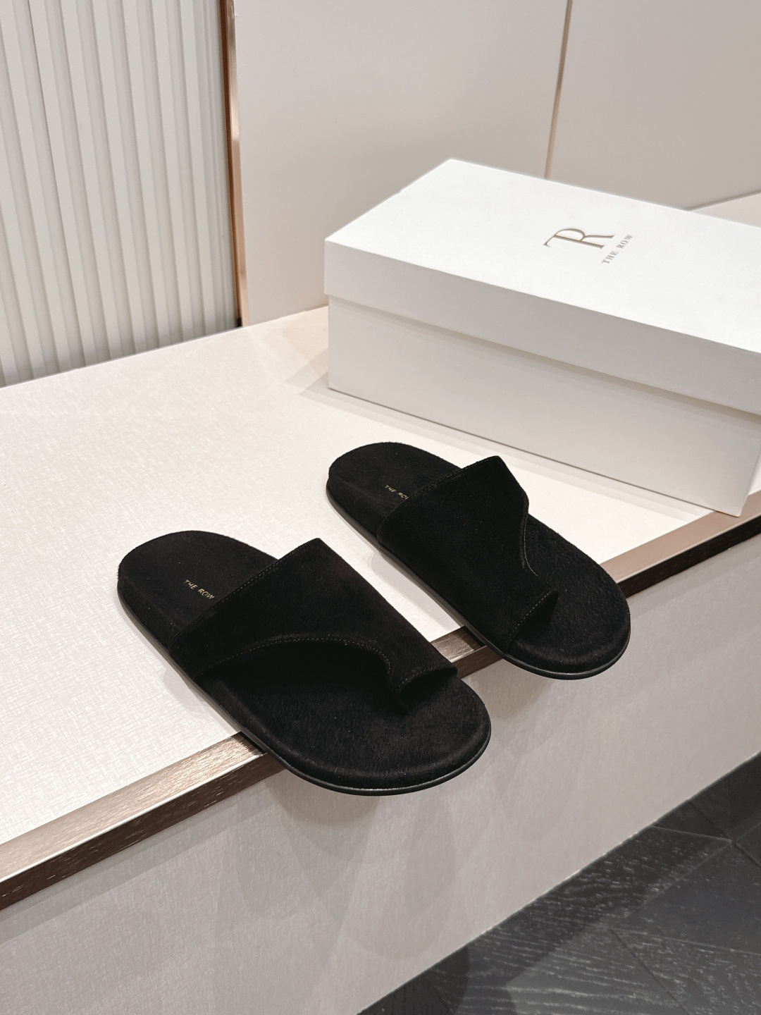NO:869973,, The Row TR Genuine Leather Angled Flip-Flop Slippers | Minimalist, relaxed, everyday high-end and casual style are integrated into the shoes. Every step reveals an unintentional laziness. The simple flip-flop design bids farewell to unnecessary cumbersomeness. The low-key brand logo quietly shows the taste. The soft soles hide a full sense of comfort. Pair with casual shorts or floor-length wide-leg pants. It has a cool and relaxed minimalist high-end atmosphere. Suitable for people who prefer quiet texture and casual wear.  Basic model but with a high-end aura. Sheepskin/cow suede, sheepskin lining, size 35-41, split-toe shoes, slippers, shorts, sheepskin19860909,The Row TR 真皮斜角人字夹脚拖鞋|极简松弛日常高级与随性格调融入鞋履 每一步都透着毫不刻意的慵懒 简约夹趾设计告别多余累赘 低调品牌标识悄悄彰显品味 柔和鞋底里藏着满满的舒适感 配休闲短裤或是拖地阔腿裤 自带清冷松弛的极简高级氛围感 适合偏爱安静质感随性穿搭人群 基础款却自带高级气场.羊皮/牛反绒面 羊皮内里 35-41码,分趾鞋,slippers,shorts,sheepskin,Women's Shoes