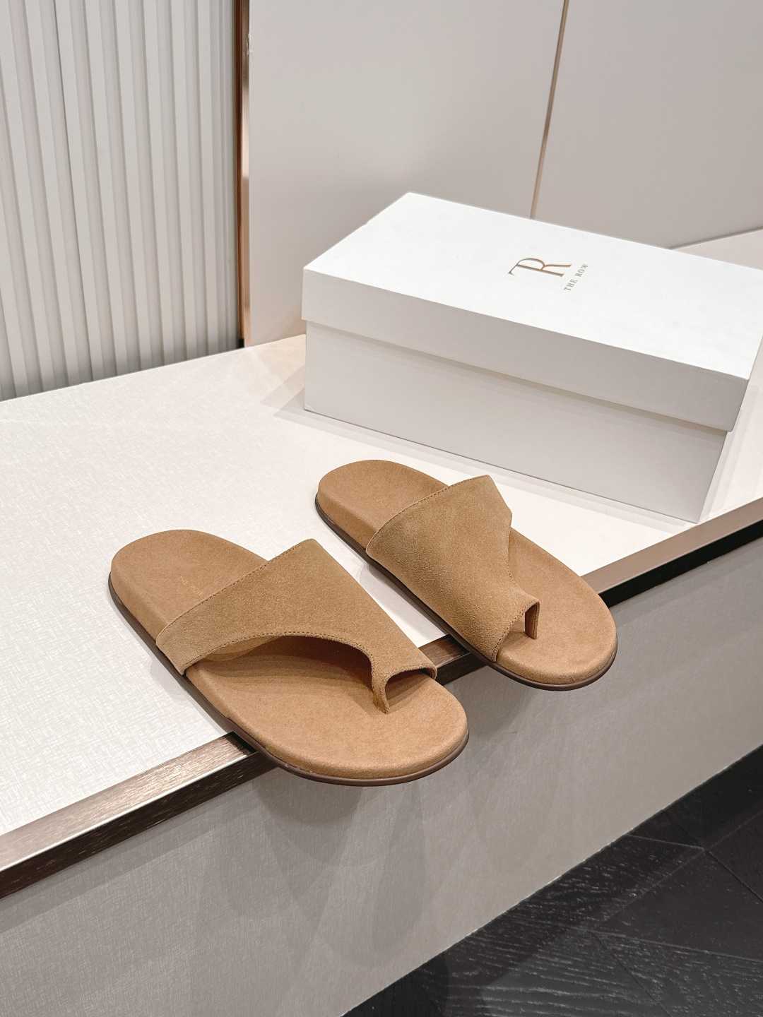 NO:868083,The Row TR Genuine Leather Angled Flip-Flop Slippers | Minimalist, relaxed, everyday high-end and casual style are integrated into the shoes. Every step reveals unintentional laziness. The simple thong design says goodbye to unnecessary cumbersomeness. The low-key brand logo quietly shows the taste. The soft soles hide full comfort. Pair with casual shorts or floor-length wide-leg pants. It has a cool and relaxed minimalist high-end atmosphere. It is suitable for people who prefer quiet texture and casual wear. The basic style has its own high-end aura.  Sheepskin/cow suede, sheepskin lining, super comfortable, size 35-41, split-toe shoes, slippers, shorts, sheepskin19860909The Row TR 真皮斜角人字夹脚拖鞋|极简松弛日常高级与随性格调融入鞋履 每一步都透着毫不刻意的慵懒 简约夹趾设计告别多余累赘 低调品牌标识悄悄彰显品味 柔和鞋底里藏着满满的舒适感 配休闲短裤或是拖地阔腿裤 自带清冷松弛的极简高级氛围感 适合偏爱安静质感随性穿搭人群 基础款却自带高级气场. 羊皮/牛反绒面 羊皮内里 超舒适 35-41码,分趾鞋,slippers,shorts,sheepskin,Women's Shoes