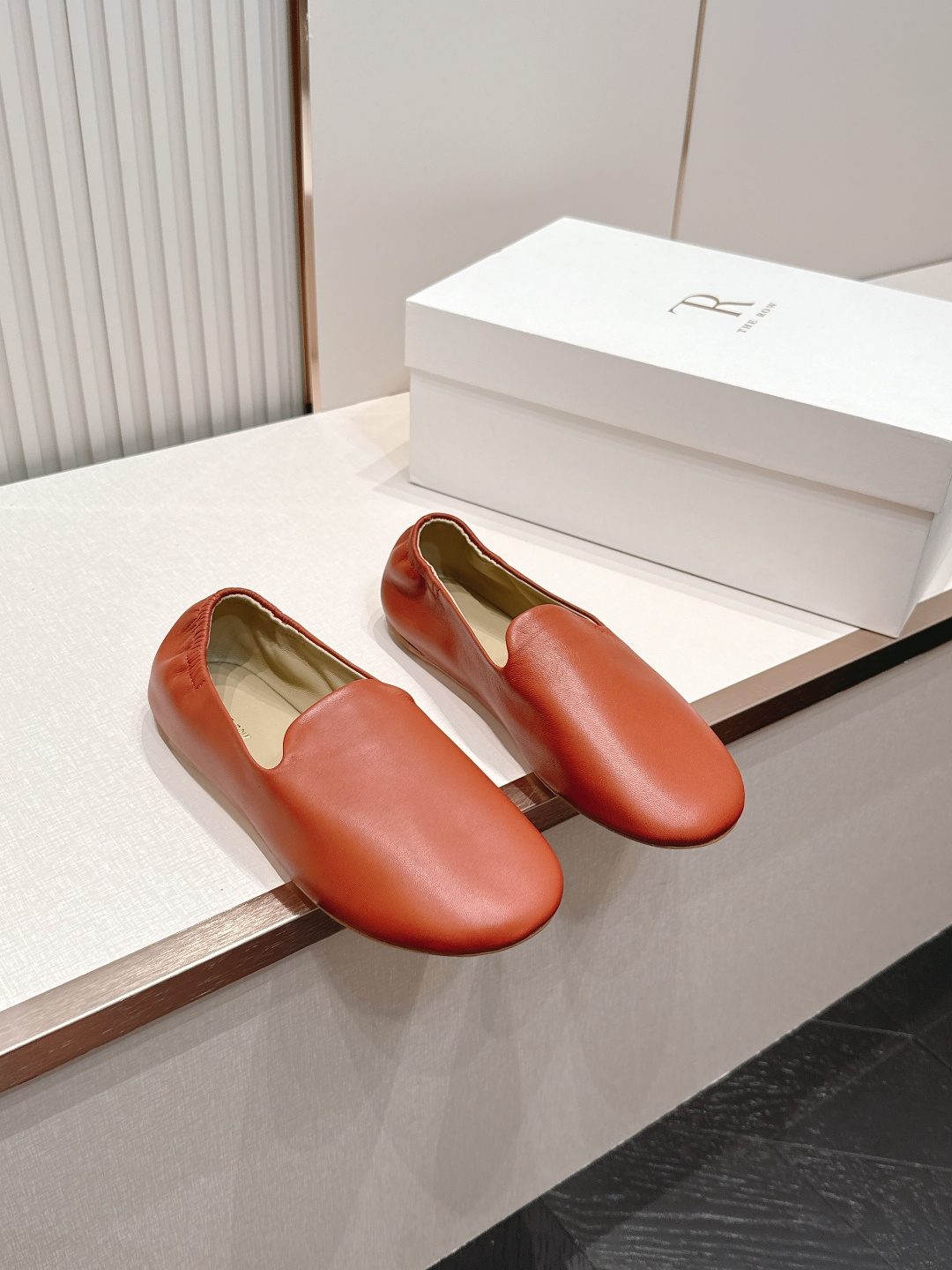 NO:869894,, the row's new ballet shoes and granny shoes are simple and retro granny shoes that are exquisite and elegant. They not only have a literary style, but are also super versatile. They can be easily held whether for commuting or leisure!  It’s convenient to just push on, and the flat-bottom design is so comfortable that you won’t feel tired even if you’re shopping all day long!  Retro and fashion coexist. Sheepskin surface, linen surface, sheepskin lining, genuine leather outsole 35-39 (40.41 customized, non-refundable), loafers, sheepskin, Leather soles19860909,the row 新款 芭蕾舞鞋 奶奶鞋 简约复古的奶奶鞋精致又高雅 不仅透着一股文艺范儿,还超级百搭,无论是通勤或休闲,都能轻松hold住！一脚蹬的便利,平底设计更是舒适到飞起,逛街一整天都不累脚！复古与时尚并存.羊皮面,亚麻面,羊皮内里 真皮大底35-39（40.41定制不退换）,乐福鞋,loafers,sheepskin,Leather soles,Women's Shoes