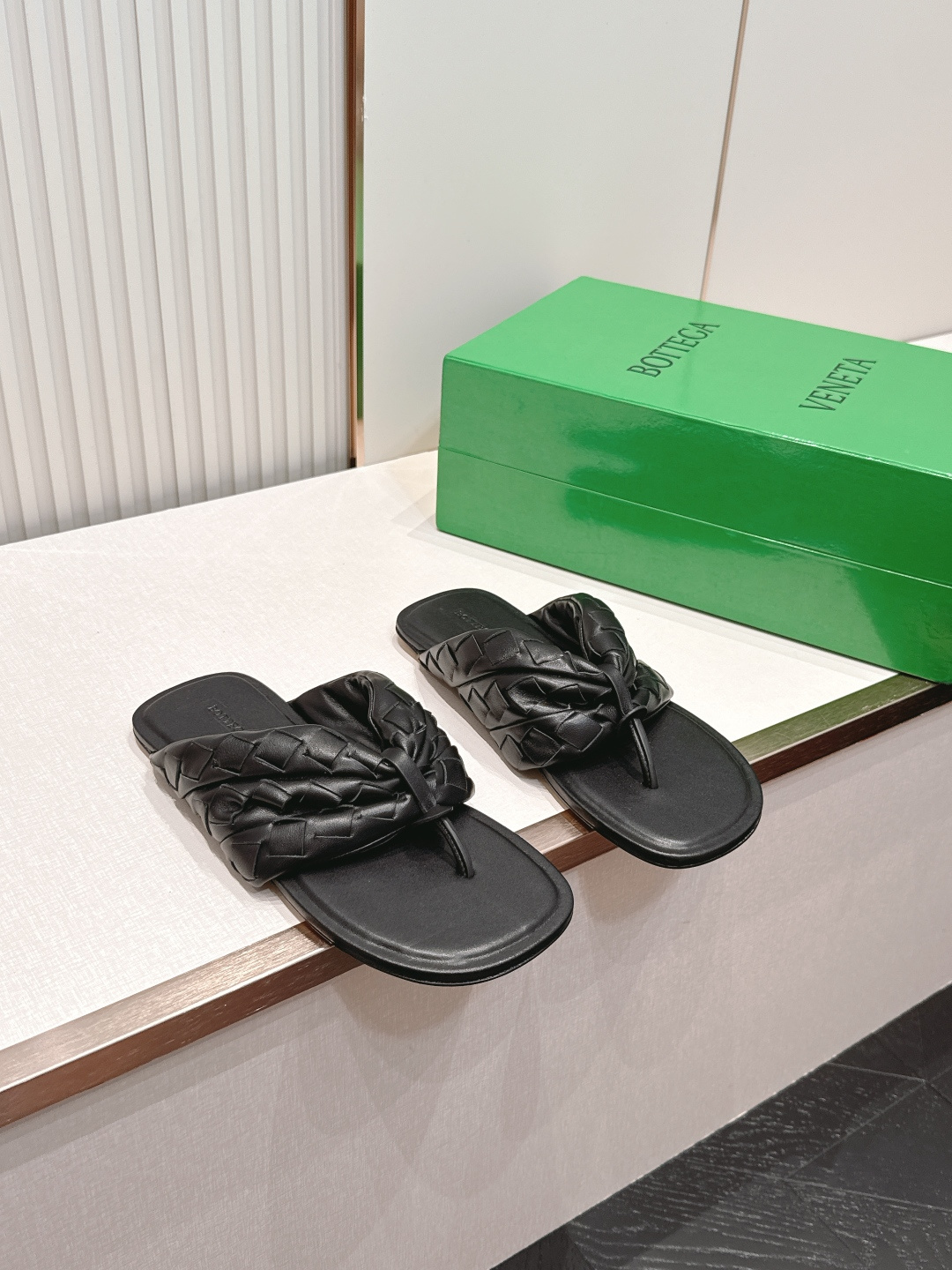 NO:869888,The top version of BV Sampieri Flat Thong woven thong slippers. This slipper is a classic style. It is simply the latest ceiling of BV. The fabric is woven from handmade sheepskin. The foot padding sheepskin lining is comfortable and high-end. The outsole is made of Italian genuine leather and injection molded rubber process. Light dyeing process is used for benchmarking. The shoe bag is printed with rubber logo process. The most high-end in the market. Hot melt glue is used to shape the toe and heel. It is easy to rebound and does not deform. The upper stitching uses an Italian computer sewing machine.  Fine workmanship Size: 35-42 (women's 40.41.42 customization is not returnable), split-toe shoes, bottega veneta, slippers, sheepskin, Leather soles19860909顶级版本 BV Sampieri Flat Thong 编织 夹趾拖鞋 这款拖鞋经典款 简直bv最新天花板啦  面料选用手工羊皮面编织而成 垫脚羊皮内里舒适高端 大底选用意大利真皮大底&注塑橡胶工艺 运用轻染工艺 对标对版 鞋子布袋采用印胶logo工艺 市场最高端 采用热熔胶定型鞋头 后跟 易回弹不变形  鞋面车线选用意大利电脑针车 做工精细 Size : 35-42（女40.41.42定制不退换）,分趾鞋,bottega veneta,slippers,sheepskin,Leather soles,Women's Shoes