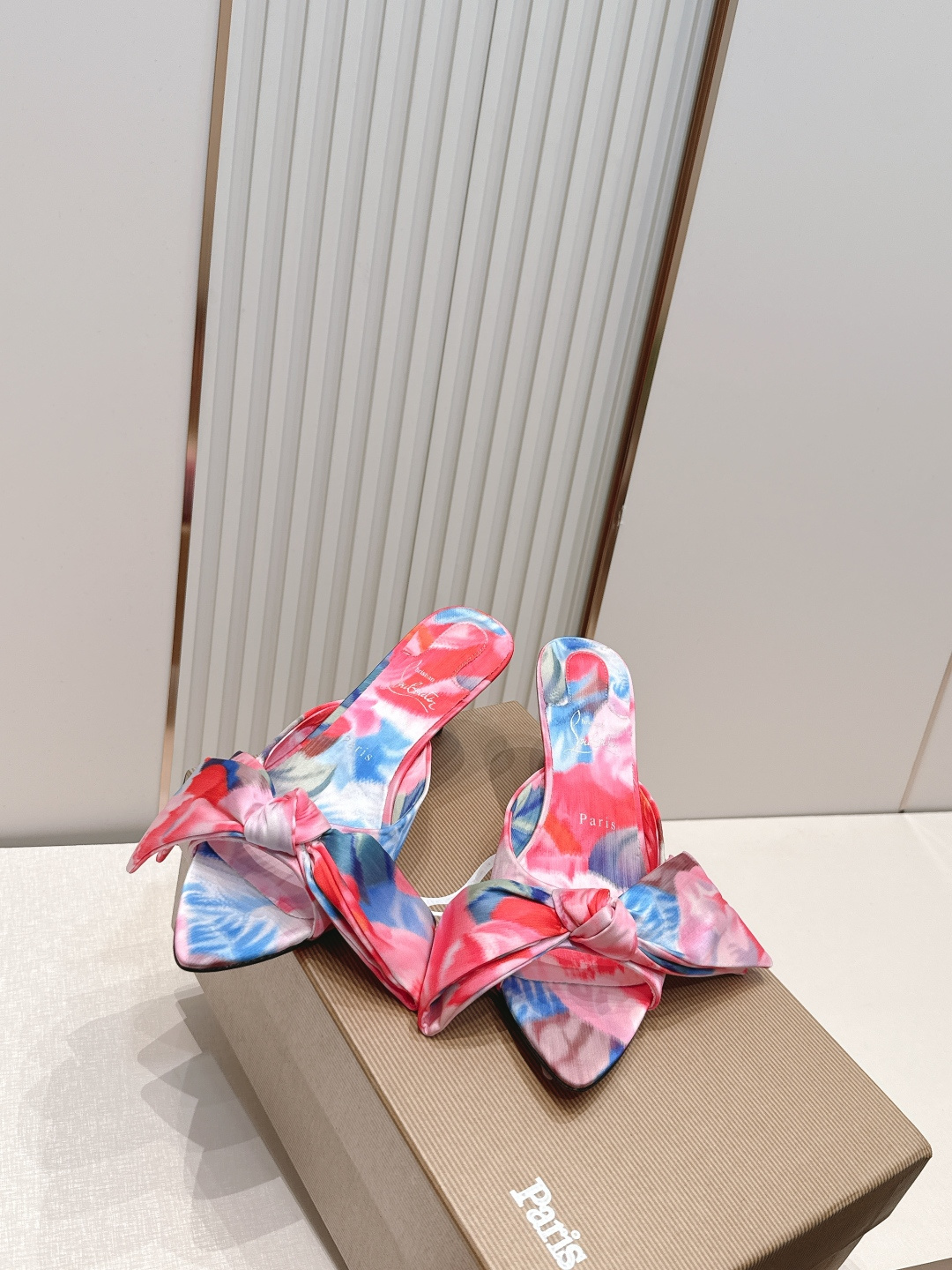 ChristinLouboutin/CL26WF新品彩色真丝蝴蝶结绑带高跟凉鞋 把夏日繁花揉进真丝里 ChristinLouboutin/CL26WF新品彩色真丝蝴蝶结绑带高跟凉鞋 把夏日繁花揉进真丝里