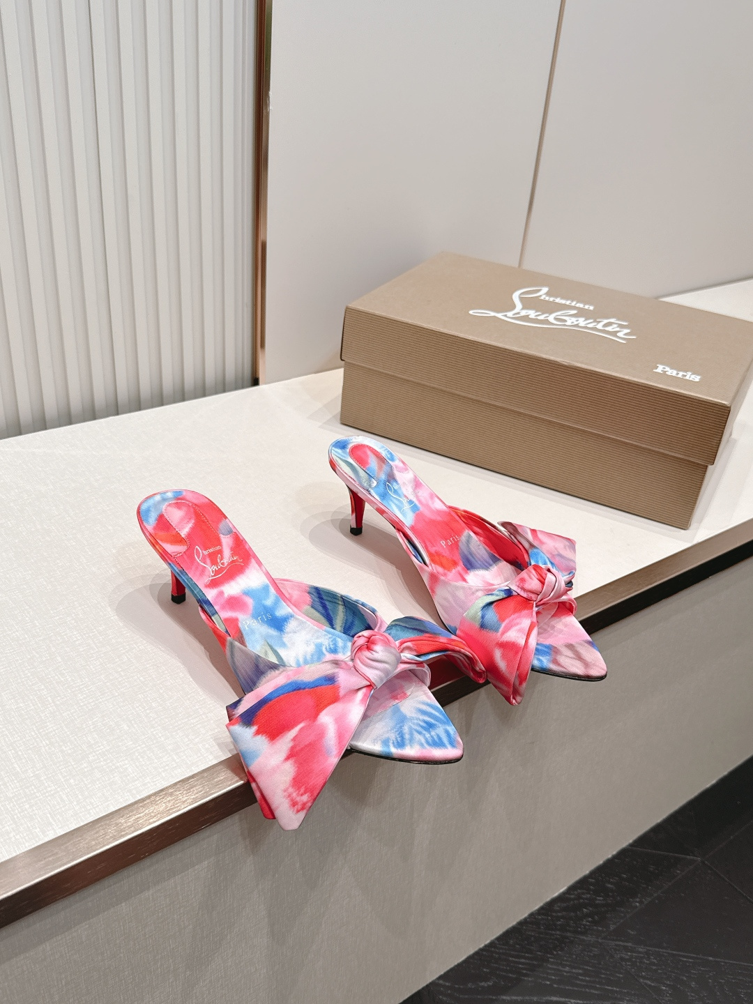 NO:868039,ChristinLouboutin/CL26WF new product Colorful silk bow strap high-heeled sandals. Summer flowers are kneaded into silk. Colorful ribbons dance on the ankles. Handmade bows are fluffy and smart. Every ray of luster is hidden in romance. The iconic red sole steps out with a confident pace. Stiletto heels outline the perfect leg lines. The open-toe design shows the elegance of the feet. Italian handcrafting to create the ultimate texture. It can be easily held on dates and dinners. Wearing it is like a walking goddess of atmosphere.  Who can refuse this pair of fairy sandals? Red-soled shoes are a girl's summer favorite. The fabric is made of original custom-made silk satin. The genuine leather sole is imported from Italy. The heel height is 6cm, size 35-39 (customized 40/41), high-heeled shoes and slippers, christian louboutin, sandals, high heels, slippers, real silk, silk fabric, Leather soles19860909ChristinLouboutin/CL26WF新品 彩色真丝蝴蝶结绑带高跟凉鞋 把夏日繁花揉进真丝里 彩色缎带在脚踝翩跹起舞 手工蝴蝶结蓬松又灵动 每一缕光泽都藏着浪漫 标志性红底踩出自信步调 细高跟勾勒完美腿部线条 露趾设计尽显足部优雅 意大利手工打造极致质感 约会晚宴都能轻松hold住 穿上就是行走的氛围感女神 谁能拒绝这双神仙凉鞋啊红底鞋女孩的夏日本命款 面料采用原版定制真丝绸缎布 意大利进口真皮大底 跟高6cm size35-39（40/41定制）,高跟鞋拖鞋,christian louboutin,sandals,high heels,slippers,real silk,silk fabric,Leather soles,Women's Shoes