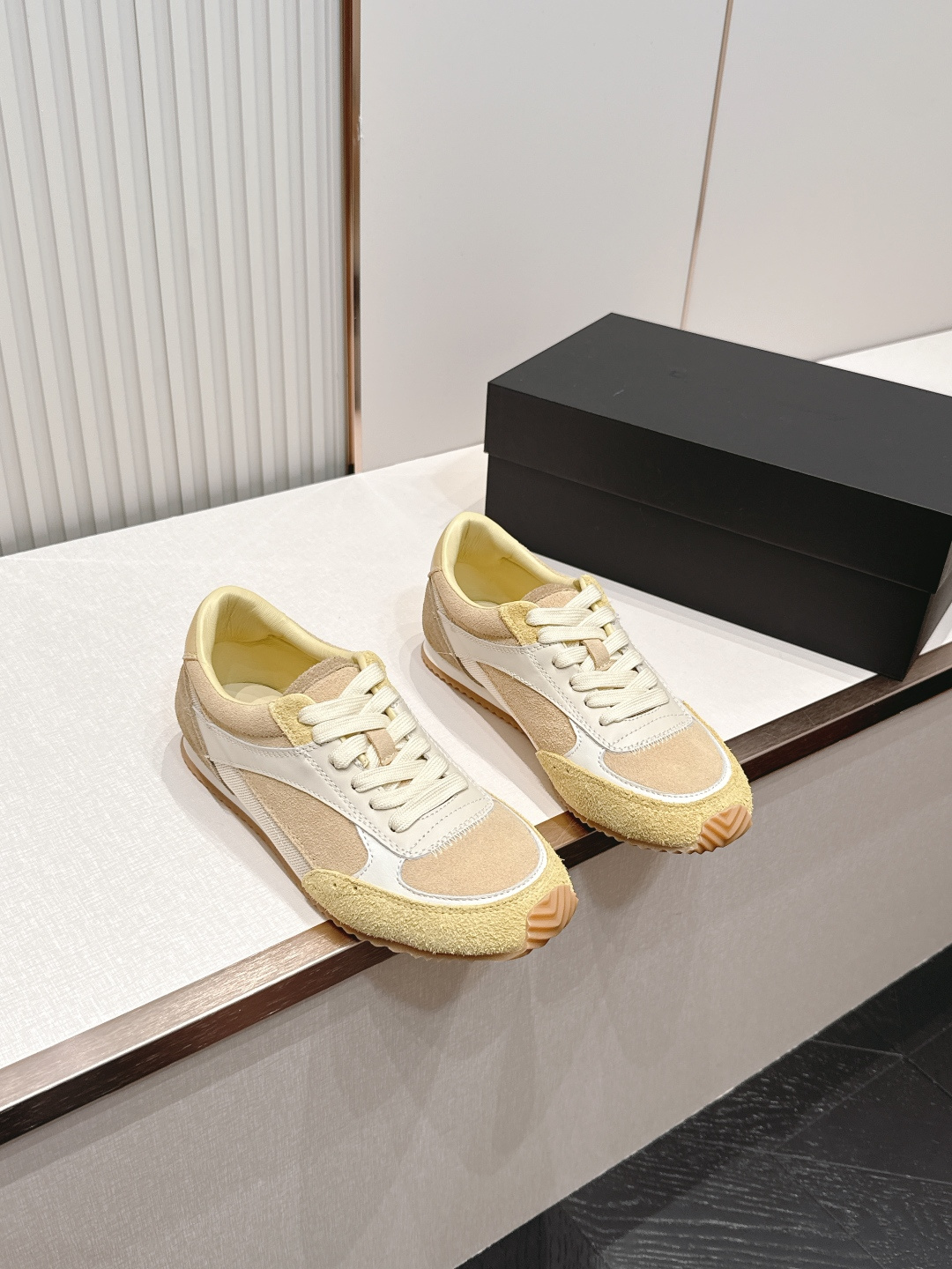 NO:868023,Dymonlatry 2026 new retro moral training shoes breathable mesh sneakers 'Who knew! These Forrest Gump shoes are welded directly to the feet.' Forrest Gump shoes that are gentle to the bone are here!  The design of genuine leather splicing mesh is breathable and high-end, and the soft soles are extremely comfortable on the feet, so your feet will not be tired after walking all day long. The retro Dexun shoes have a sense of relaxation and are perfect with jeans, sports pants, and small skirts. They are the kind of versatile style that can be worn effortlessly to give a high-end feel. They can capture the gentleness and casualness of summer!  ■size35-39 (40. Customized, non-refundable), casual shoes/sports shoes, sneakers, skirts, jeans19860909Dymonlatry 2026新款复古德训鞋透气网面运动鞋 「谁懂啊！这双阿甘鞋直接焊在脚上」 温柔到骨子里的阿甘鞋来啦！ 真皮拼接网面的设计,透气又高级,软乎乎的鞋底上脚巨舒服,暴走一天都不累脚. 复古的德训鞋型自带松弛感,搭配牛仔裤、运动裤、小裙子都超绝,是那种不费力就能穿出高级感的百搭款,夏天的温柔与随性被它拿捏得死死的！ ■size35-39（40.定做不退换）,休闲鞋/运动鞋,sneakers,skirts,jeans,Women's Shoes