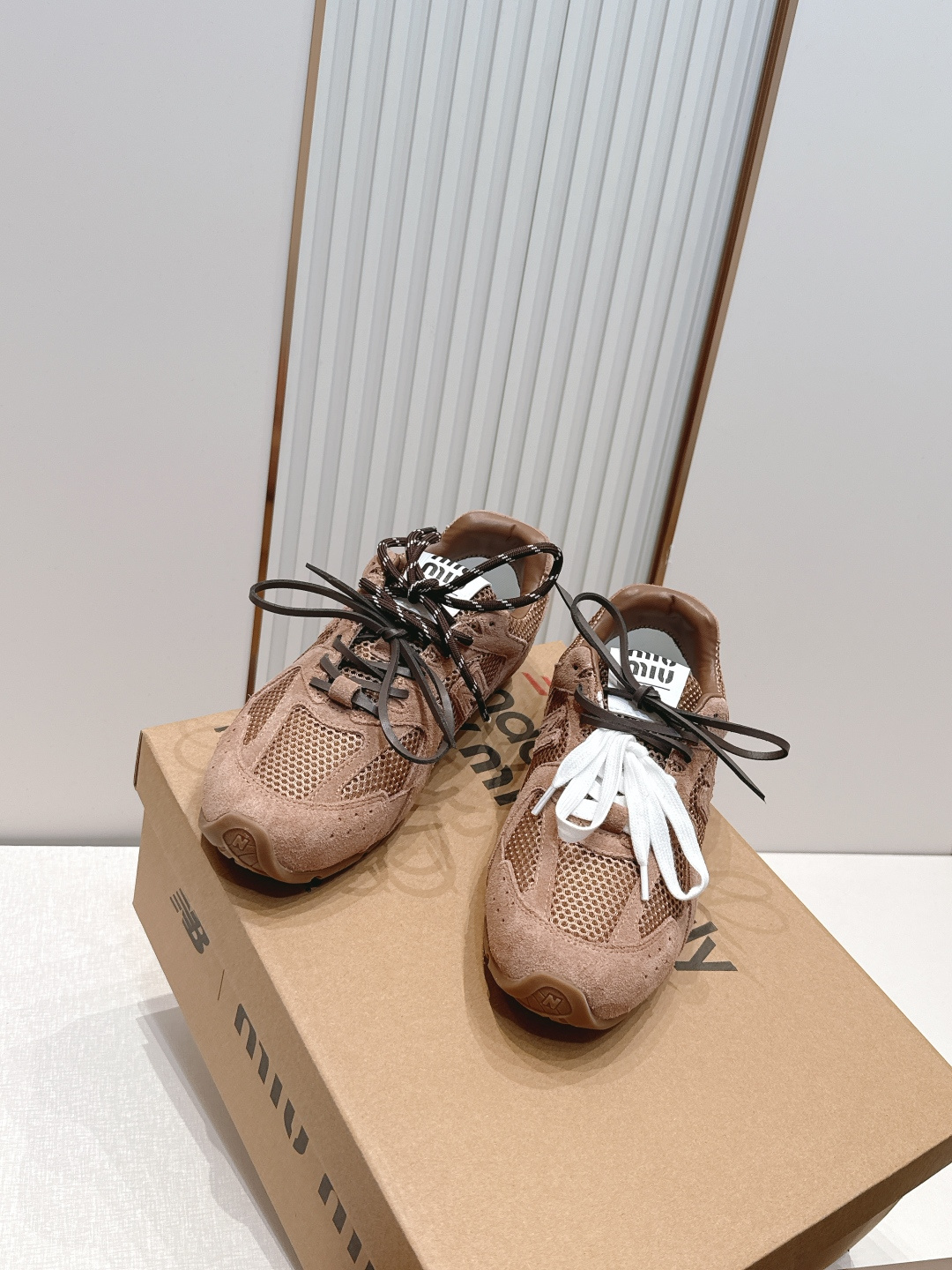 2026新色系  缪缪miumiu+new balance新百伦联名款  阿甘鞋 德训鞋 复古时尚  简