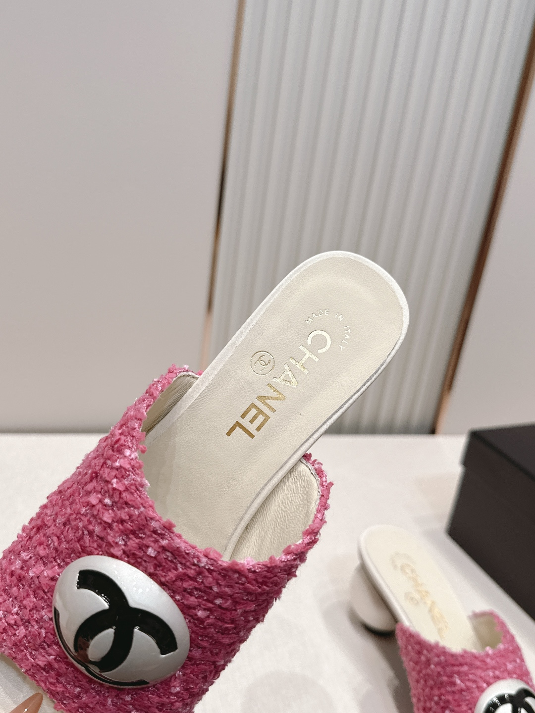 CHANEL香奈儿26s新款珍珠跟时装凉拖鞋大大珍珠风 就是一双可爱的眼睛👀盯着你 一眼就难以抗拒系 搭