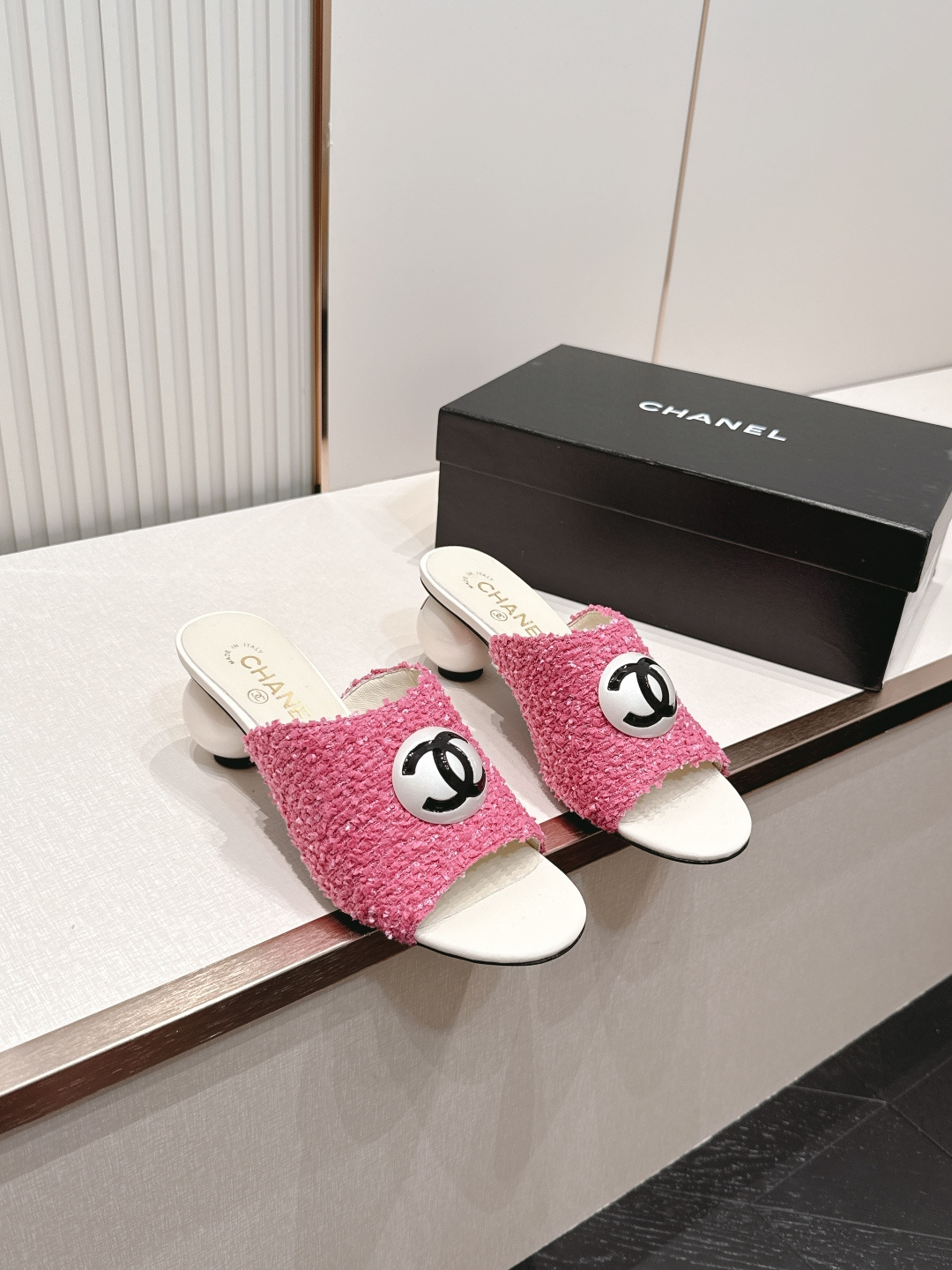 CHANEL香奈儿26s新款珍珠跟时装凉拖鞋大大珍珠风 就是一双可爱的眼睛👀盯着你 一眼就难以抗拒系 搭