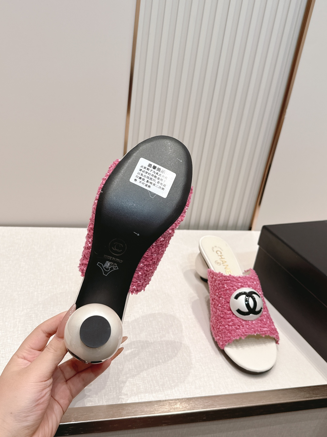 CHANEL香奈儿26s新款珍珠跟时装凉拖鞋大大珍珠风 就是一双可爱的眼睛👀盯着你 一眼就难以抗拒系 搭