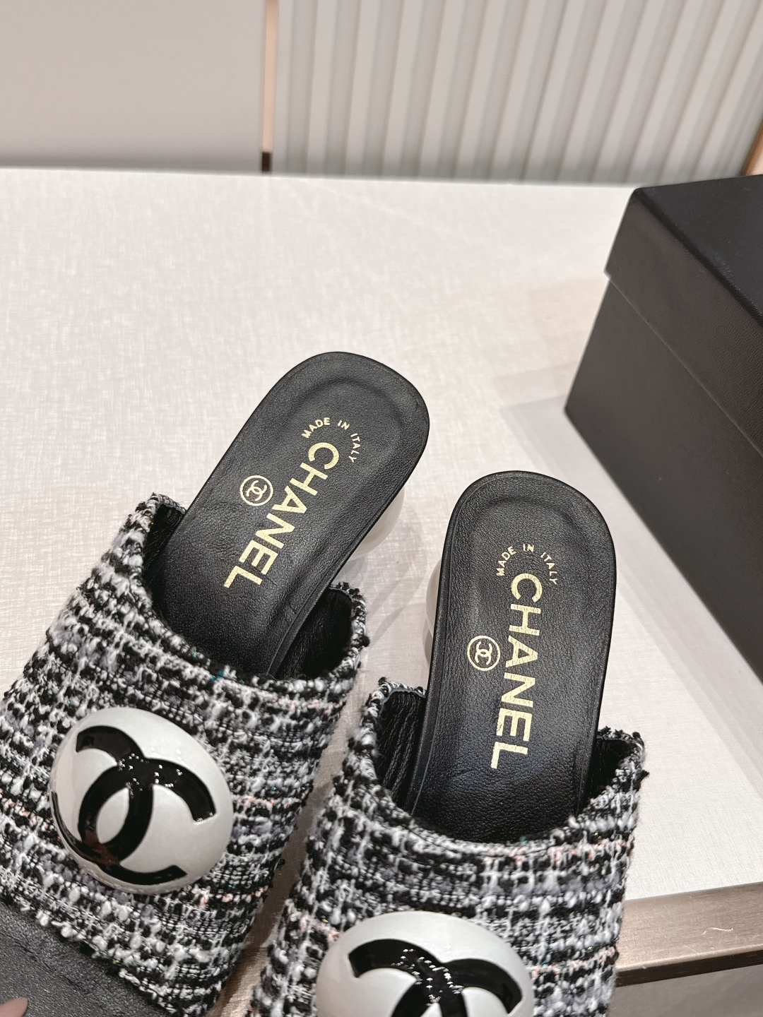 CHANEL香奈儿26s新款珍珠跟时装凉拖鞋大大珍珠风 就是一双可爱的眼睛👀盯着你 一眼就难以抗拒系 搭
