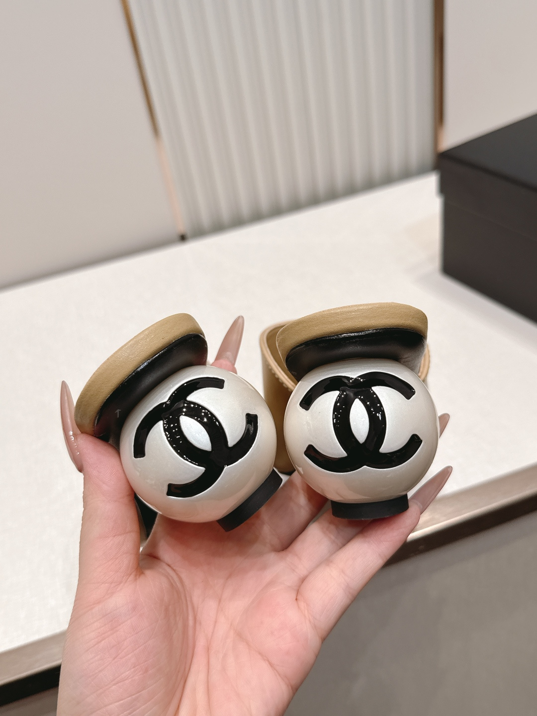 CHANEL香奈儿26s新款珍珠跟时装凉拖鞋大大珍珠风 就是一双可爱的眼睛👀盯着你 一眼就难以抗拒系 搭