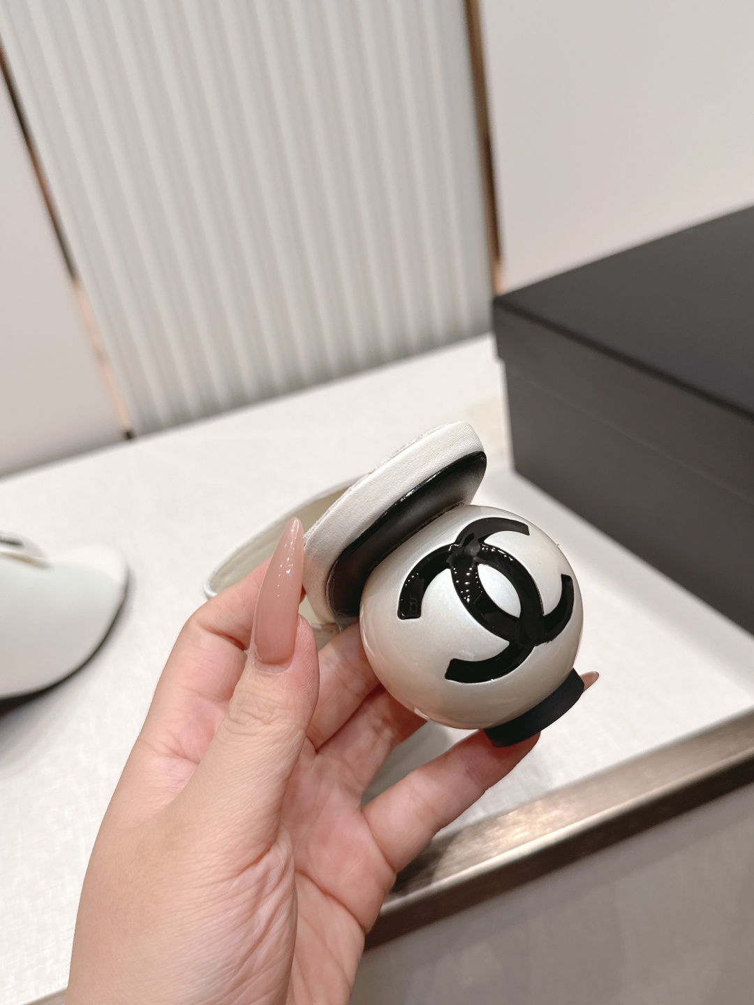 CHANEL香奈儿26s新款珍珠跟时装凉拖鞋大大珍珠风 就是一双可爱的眼睛👀盯着你 一眼就难以抗拒系 搭