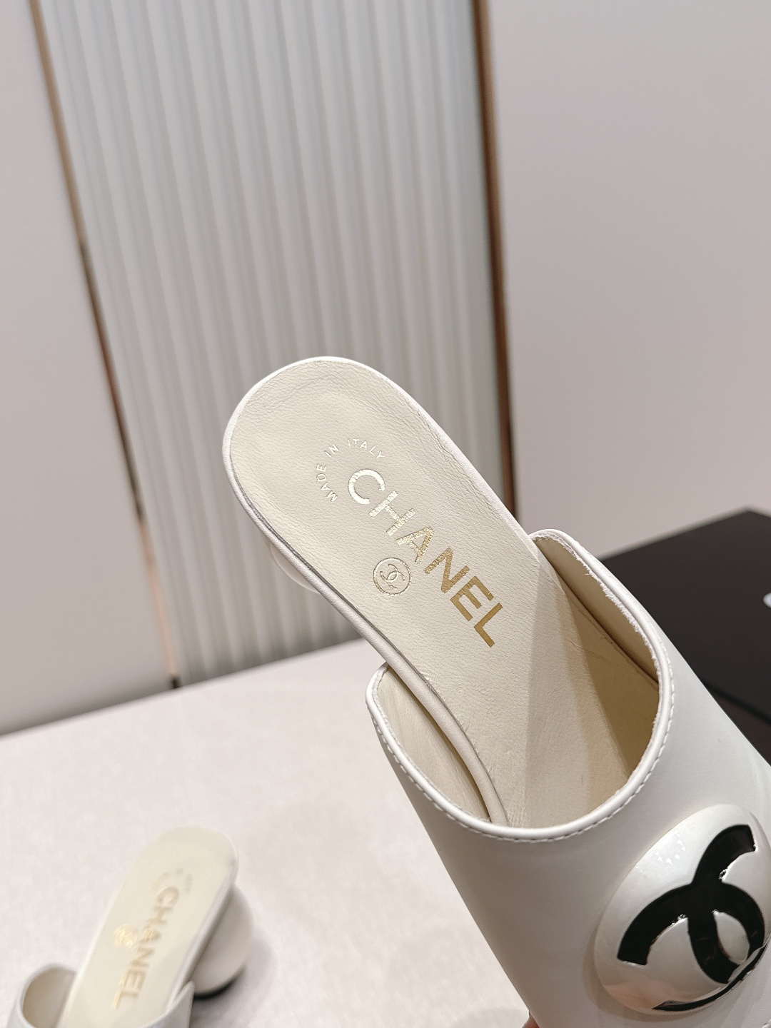 CHANEL香奈儿26s新款珍珠跟时装凉拖鞋大大珍珠风 就是一双可爱的眼睛👀盯着你 一眼就难以抗拒系 搭