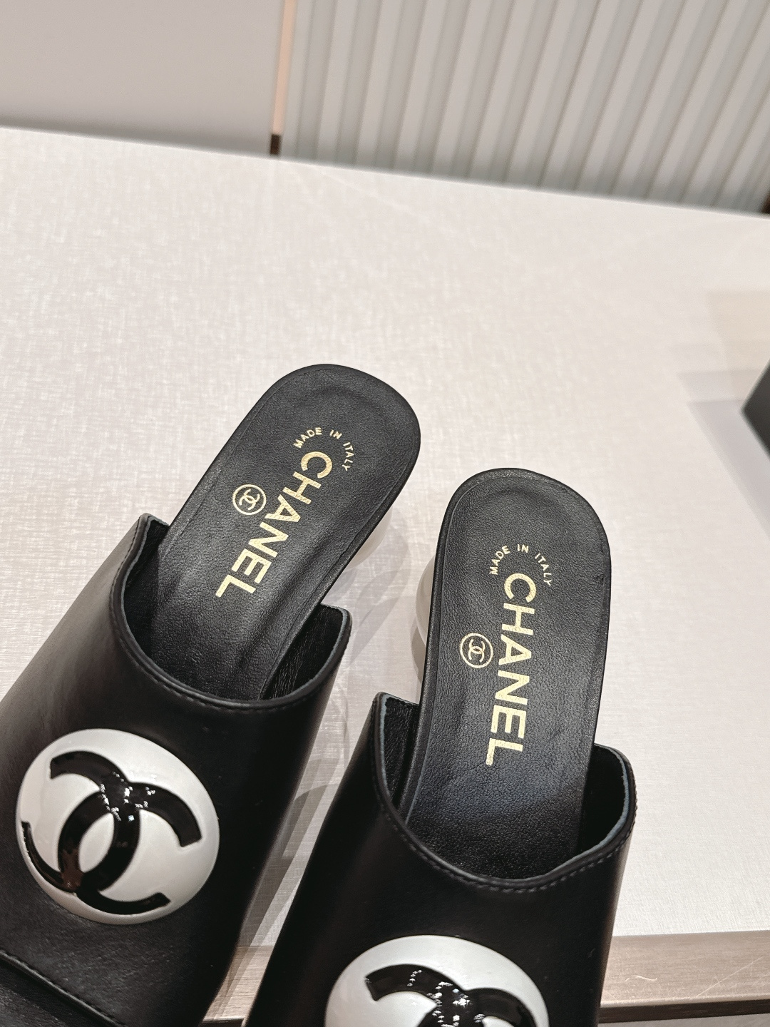 CHANEL香奈儿26s新款珍珠跟时装凉拖鞋大大珍珠风 就是一双可爱的眼睛👀盯着你 一眼就难以抗拒系 搭