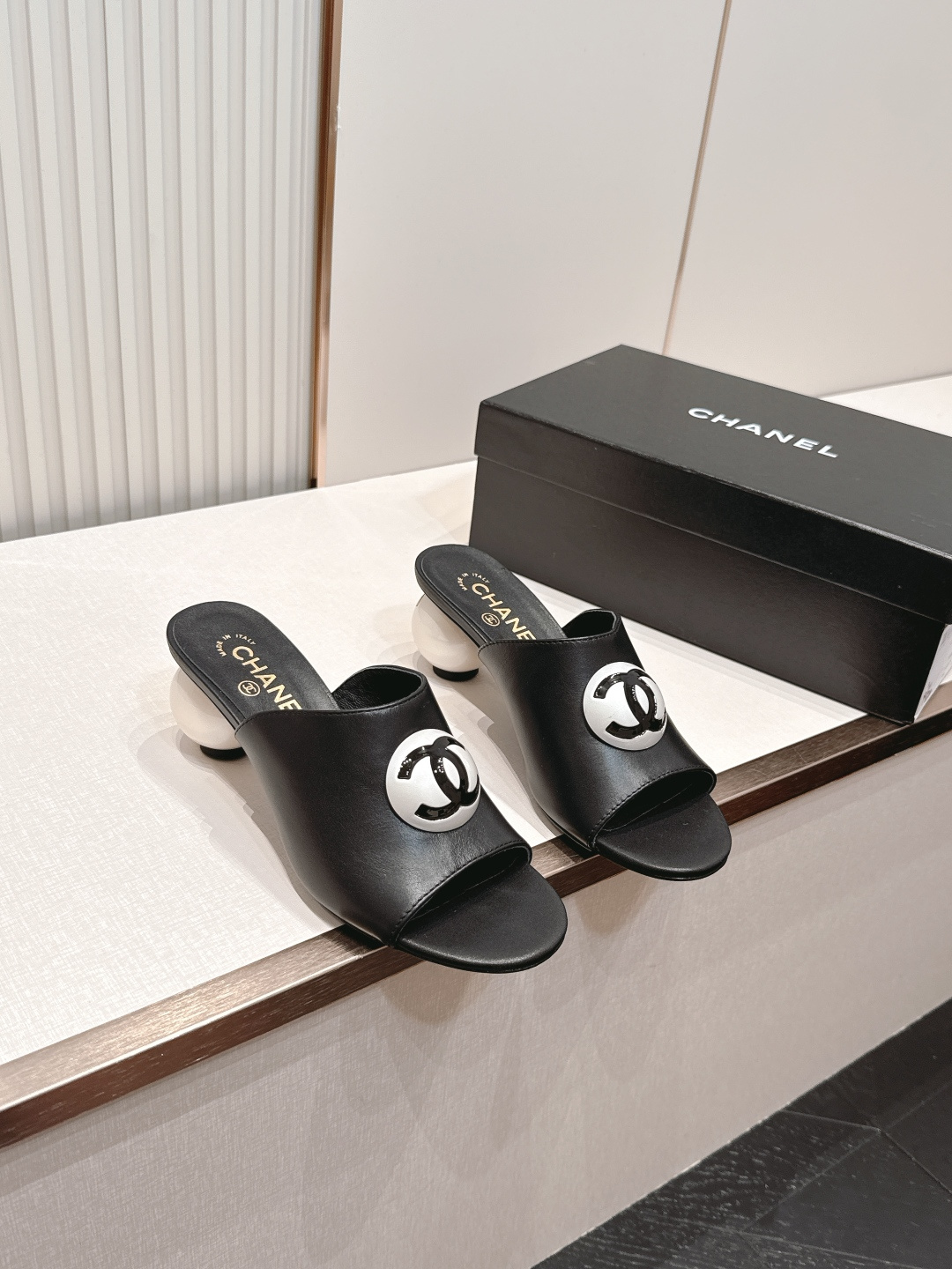NO:868002,CHANEL Chanel 26s new style pearl heel fashion sandals, big pearl style, just like a pair of cute eyes staring at you, it is irresistible at a glance. The combination shows a unique dressing style, free mix and match to shine in place and follow the fashionable steps of the tight-scented grandma!  !  !  The texture is perfectly presented, no matter what details, you can compare it with the counter. The best quality products can be entered and exited from the counter at will!  !  Fabric: Sheepskin Customized fabric Lining: Sheepskin Foot pads: Sheepskin Outsole: Genuine leather outsole Heel height: 5cm Size: 35-39 (40.41. Customization is non-returnable), high heels and slippers, chanel, chanel, high heels, slippers, sheepskin, Leather soles19860909CHANEL香奈儿26s新款珍珠跟时装凉拖鞋 大大珍珠风 就是一双可爱的眼睛盯着你 一眼就难以抗拒系 搭配展现与众不同的穿搭风格、自由混搭闪耀到位跟紧香奶奶时尚步伐！！！质感完美呈现,无论任何细节均可对比专柜,最好级别的顶级货,随意进出专柜！！ 面料: 羊皮 定制织物 内里: 羊皮 垫脚: 羊皮 大底: 真皮大底 跟高: 5cm 码数: 35-39（40.41.定制不退换）,高跟鞋拖鞋,chanel,chanel,high heels,slippers,sheepskin,Leather soles,Women's Shoes