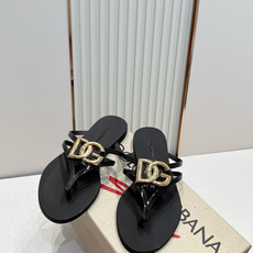 Dolce & Gabbana杜嘉班纳春夏最新款果冻凉拖超多明星网红种草 鞋面上的镂空立体DG字母标识 Dolce & Gabbana杜嘉班纳春夏最新款果冻凉拖超多明星网红种草 鞋面上的镂空立体DG字母标识