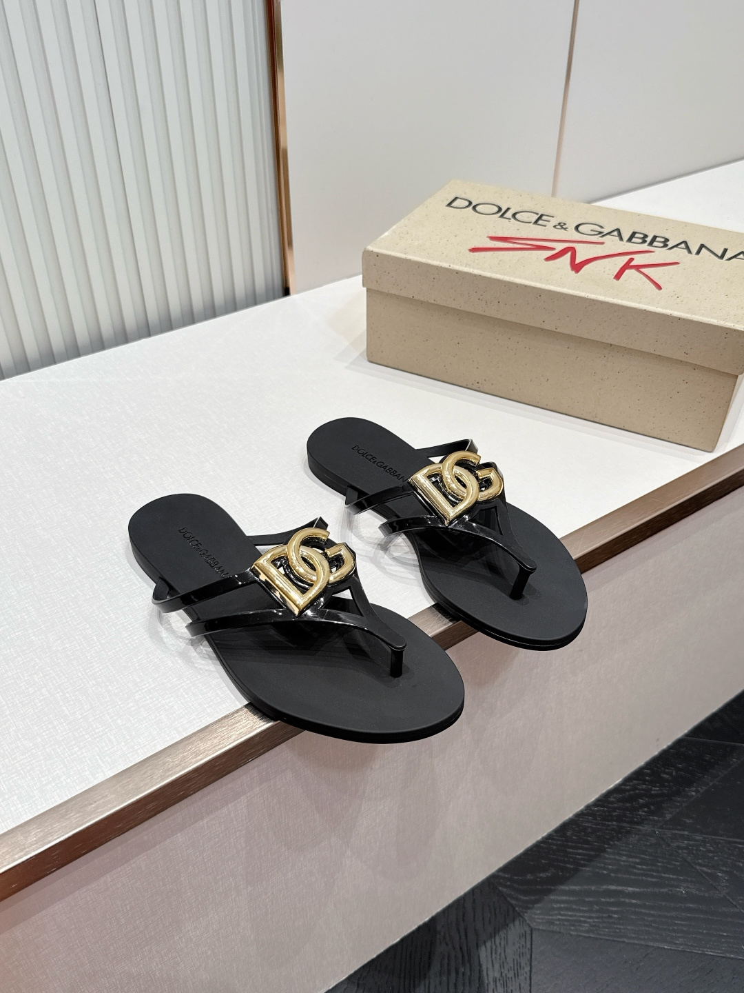 NO:873870,Dolce & Gabbana's latest spring and summer jelly sandals are popular with celebrities. The hollow three-dimensional DG letter logo on the upper is one of the most recognizable elements of the brand. It combines the brand's classic symbols with simple sandals. It is low-key and full of Italian luxury. It is made of waterproof and wear-resistant PVC jelly material. It has a glossy texture, feels soft and comfortable on the feet, and is not afraid of water at all.  It can be easily worn at the beach, in the swimming pool, or on rainy days. It is the 'lazy person's artifact' in summer. Size 35-40, split-toe shoes, Dolce&Gabbana, Dolce&Gabbana19860909Dolce & Gabbana杜嘉班纳春夏最新款果冻凉拖 超多明星网红种草 鞋面上的镂空立体DG字母标识 是品牌最具辨识度的元素之一 把品牌经典符号和简约凉拖结合 低调又充满意式奢华感 采用防水耐磨的PVC果冻材质打造 自带亮面质感 脚感柔软舒适 而且完全不怕水 海边、泳池、雨天都能轻松驾驭,是夏季的“懒人神器”Size35-40,分趾鞋,Dolce&Gabbana,Dolce&Gabbana,Women's Shoes
