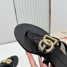 Dolce & Gabbana杜嘉班纳春夏最新款果冻凉拖超多明星网红种草 鞋面上的镂空立体DG字母标识 Dolce & Gabbana杜嘉班纳春夏最新款果冻凉拖超多明星网红种草 鞋面上的镂空立体DG字母标识