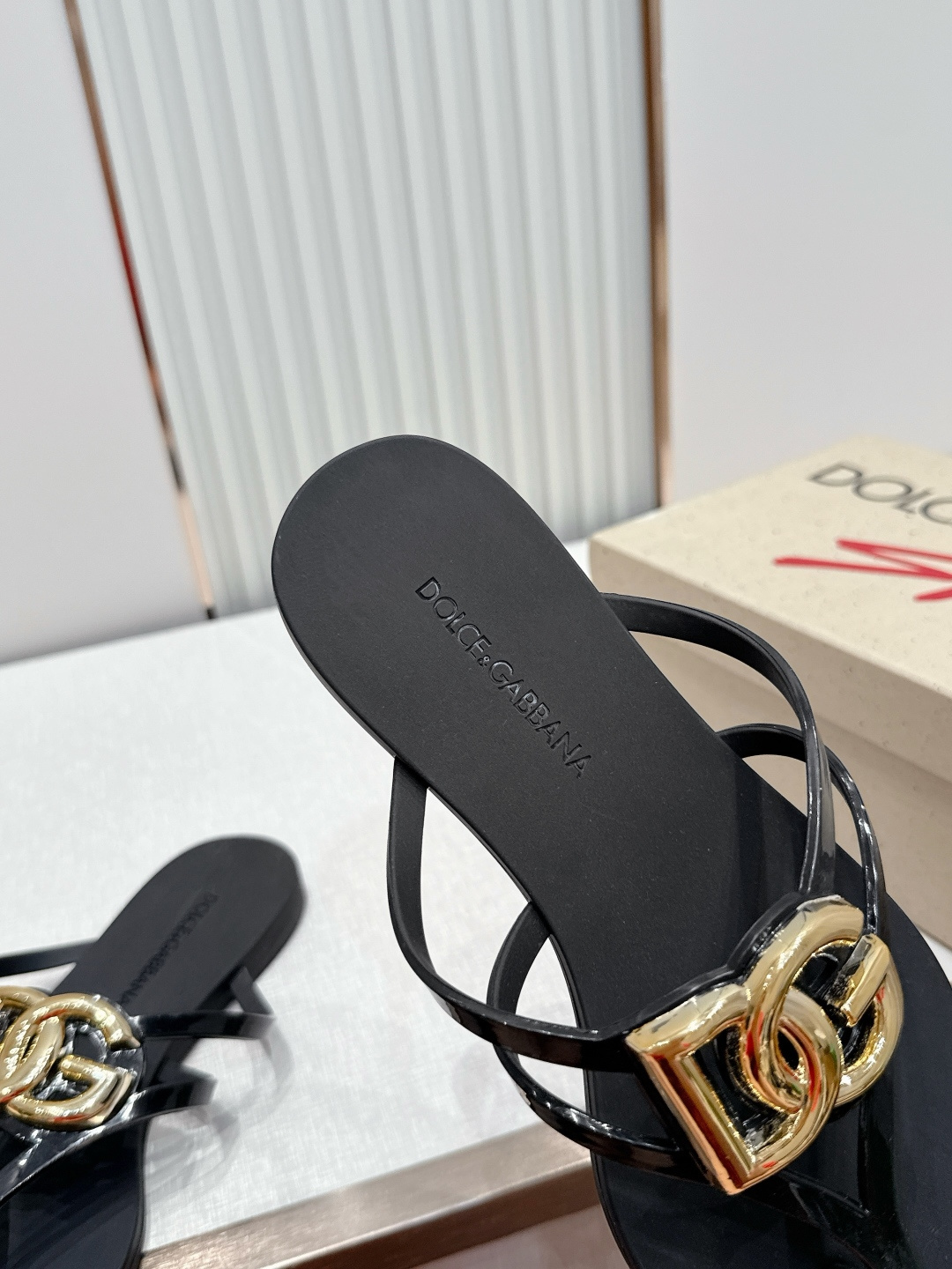 Dolce & Gabbana杜嘉班纳春夏最新款果冻凉拖超多明星网红种草 鞋面上的镂空立体DG字母标识 Dolce & Gabbana杜嘉班纳春夏最新款果冻凉拖超多明星网红种草 鞋面上的镂空立体DG字母标识