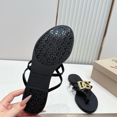 Dolce & Gabbana杜嘉班纳春夏最新款果冻凉拖超多明星网红种草 鞋面上的镂空立体DG字母标识 Dolce & Gabbana杜嘉班纳春夏最新款果冻凉拖超多明星网红种草 鞋面上的镂空立体DG字母标识