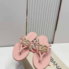 Dolce & Gabbana杜嘉班纳春夏最新款果冻凉拖超多明星网红种草 鞋面上的镂空立体DG字母标识 Dolce & Gabbana杜嘉班纳春夏最新款果冻凉拖超多明星网红种草 鞋面上的镂空立体DG字母标识