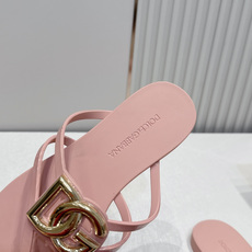 Dolce & Gabbana杜嘉班纳春夏最新款果冻凉拖超多明星网红种草 鞋面上的镂空立体DG字母标识 Dolce & Gabbana杜嘉班纳春夏最新款果冻凉拖超多明星网红种草 鞋面上的镂空立体DG字母标识