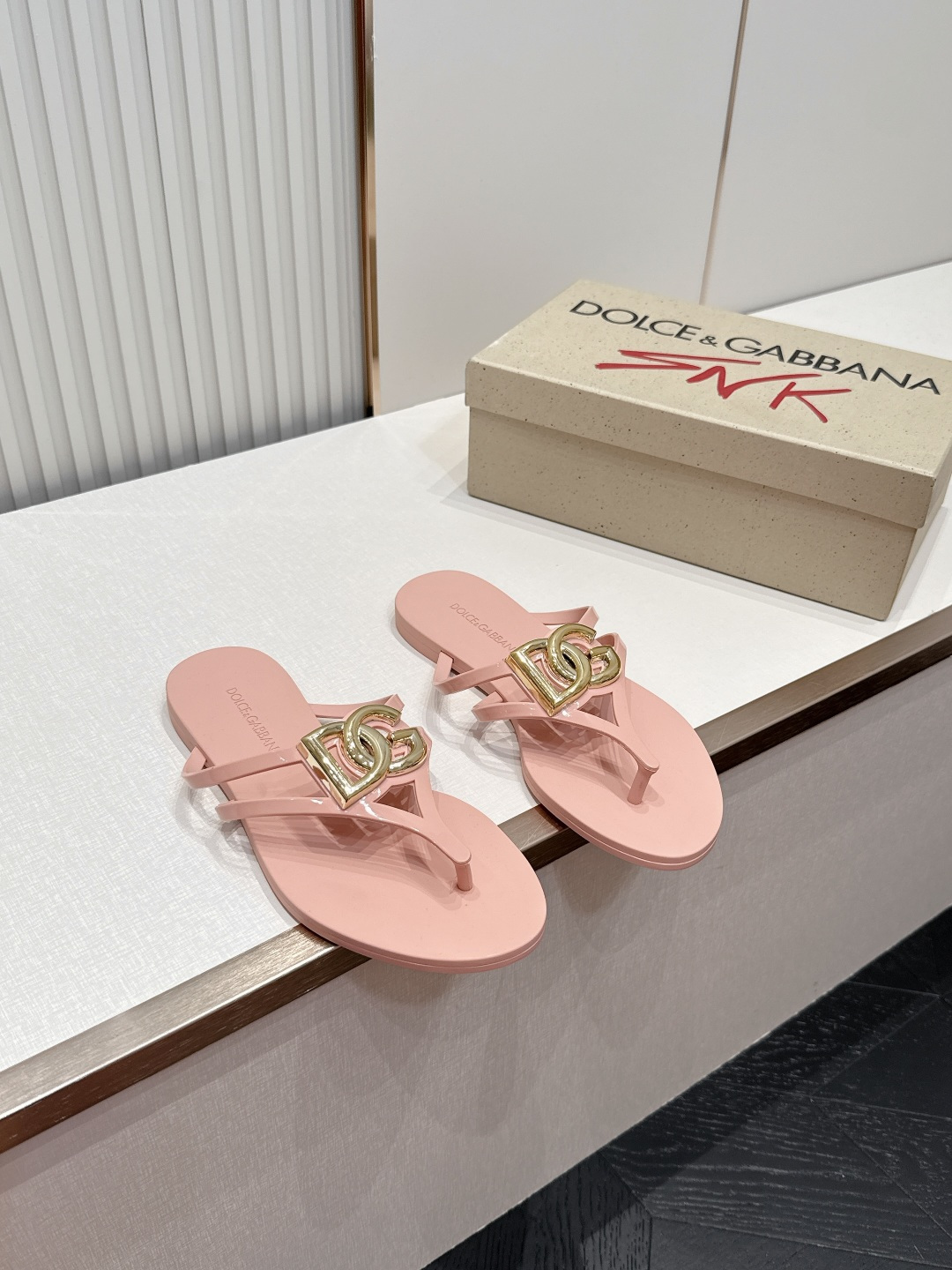 NO:873874,Dolce & Gabbana's latest spring and summer jelly sandals are popular with celebrities. The hollow three-dimensional DG letter logo on the upper is one of the most recognizable elements of the brand. It combines the brand's classic symbols with simple sandals. It is low-key and full of Italian luxury. It is made of waterproof and wear-resistant PVC jelly material. It has a glossy texture, feels soft and comfortable on the feet, and is not afraid of water at all.  It can be easily worn at the beach, in the swimming pool, or on rainy days. It is the 'lazy person's artifact' in summer. Size 35-40, split-toe shoes, Dolce&Gabbana, Dolce&Gabbana19860909Dolce & Gabbana杜嘉班纳春夏最新款果冻凉拖 超多明星网红种草 鞋面上的镂空立体DG字母标识 是品牌最具辨识度的元素之一 把品牌经典符号和简约凉拖结合 低调又充满意式奢华感 采用防水耐磨的PVC果冻材质打造 自带亮面质感 脚感柔软舒适 而且完全不怕水 海边、泳池、雨天都能轻松驾驭,是夏季的“懒人神器”Size35-40,分趾鞋,Dolce&Gabbana,Dolce&Gabbana,Women's Shoes