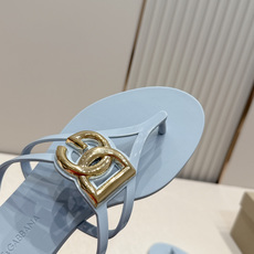 Dolce & Gabbana杜嘉班纳春夏最新款果冻凉拖超多明星网红种草 鞋面上的镂空立体DG字母标识 Dolce & Gabbana杜嘉班纳春夏最新款果冻凉拖超多明星网红种草 鞋面上的镂空立体DG字母标识