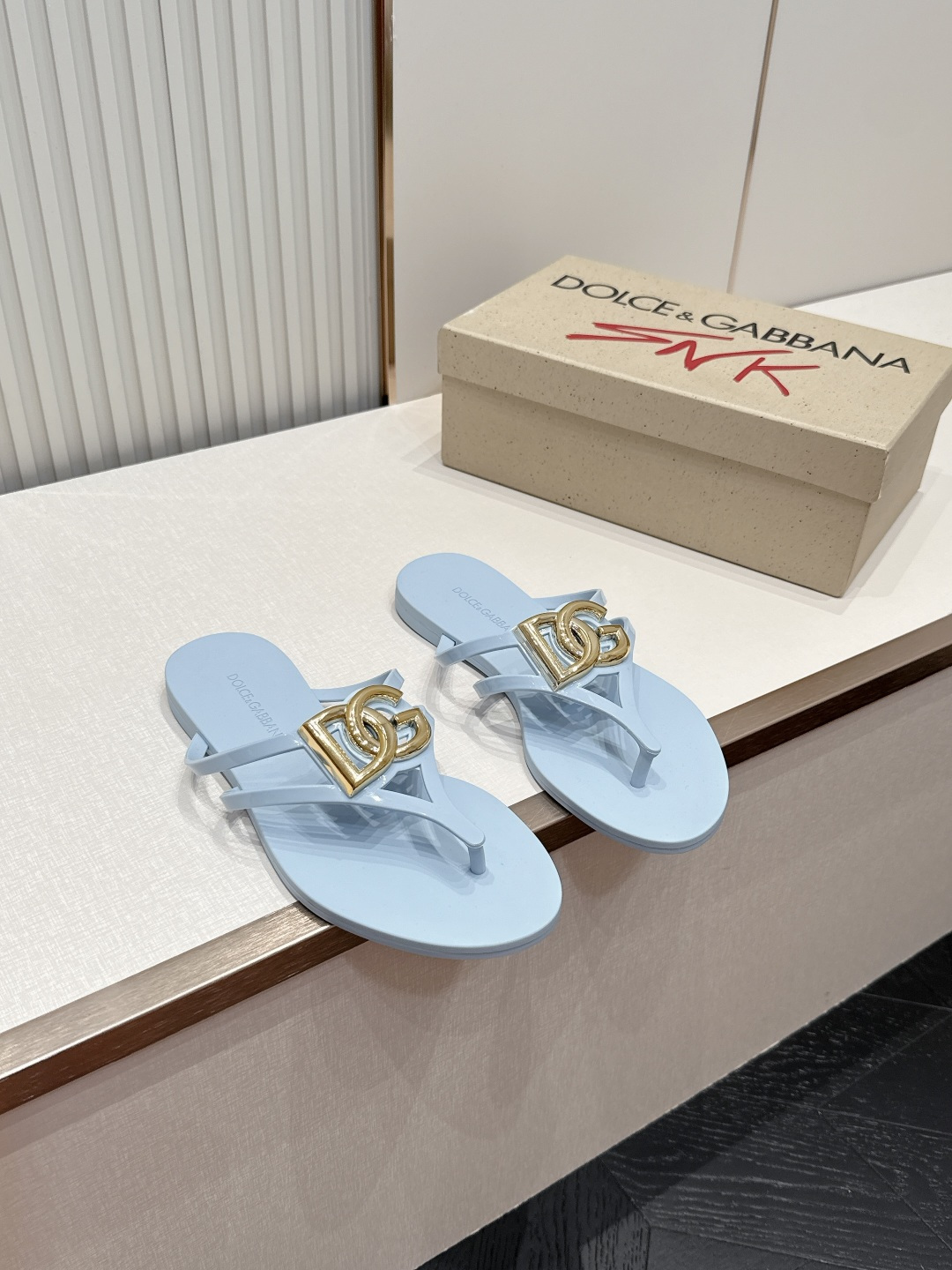 Dolce & Gabbana杜嘉班纳春夏最新款果冻凉拖超多明星网红种草 鞋面上的镂空立体DG字母标识 