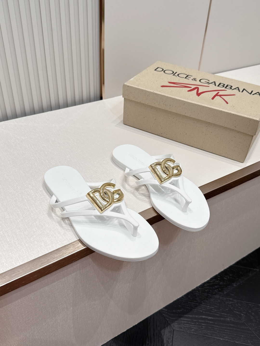 NO:873878,Dolce & Gabbana's latest spring and summer jelly sandals are popular with celebrities. The hollow three-dimensional DG letter logo on the upper is one of the most recognizable elements of the brand. It combines the brand's classic symbols with simple sandals. It is low-key and full of Italian luxury. It is made of waterproof and wear-resistant PVC jelly material. It has a glossy texture, feels soft and comfortable on the feet, and is not afraid of water at all.  It can be easily worn at the beach, in the swimming pool, or on rainy days. It is the 'lazy person's artifact' in summer. Size 35-40, split-toe shoes, Dolce&Gabbana, Dolce&Gabbana19860909Dolce & Gabbana杜嘉班纳春夏最新款果冻凉拖 超多明星网红种草 鞋面上的镂空立体DG字母标识 是品牌最具辨识度的元素之一 把品牌经典符号和简约凉拖结合 低调又充满意式奢华感 采用防水耐磨的PVC果冻材质打造 自带亮面质感 脚感柔软舒适 而且完全不怕水 海边、泳池、雨天都能轻松驾驭,是夏季的“懒人神器”Size35-40,分趾鞋,Dolce&Gabbana,Dolce&Gabbana,Women's Shoes