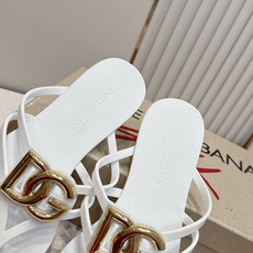 Dolce & Gabbana杜嘉班纳春夏最新款果冻凉拖超多明星网红种草 鞋面上的镂空立体DG字母标识 Dolce & Gabbana杜嘉班纳春夏最新款果冻凉拖超多明星网红种草 鞋面上的镂空立体DG字母标识