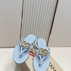 Dolce & Gabbana杜嘉班纳春夏最新款果冻凉拖超多明星网红种草 鞋面上的镂空立体DG字母标识 Dolce & Gabbana杜嘉班纳春夏最新款果冻凉拖超多明星网红种草 鞋面上的镂空立体DG字母标识