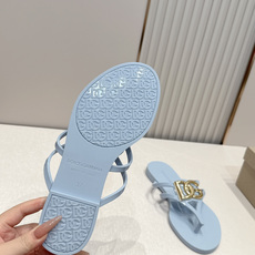Dolce & Gabbana杜嘉班纳春夏最新款果冻凉拖超多明星网红种草 鞋面上的镂空立体DG字母标识 Dolce & Gabbana杜嘉班纳春夏最新款果冻凉拖超多明星网红种草 鞋面上的镂空立体DG字母标识