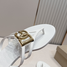 Dolce & Gabbana杜嘉班纳春夏最新款果冻凉拖超多明星网红种草 鞋面上的镂空立体DG字母标识 Dolce & Gabbana杜嘉班纳春夏最新款果冻凉拖超多明星网红种草 鞋面上的镂空立体DG字母标识